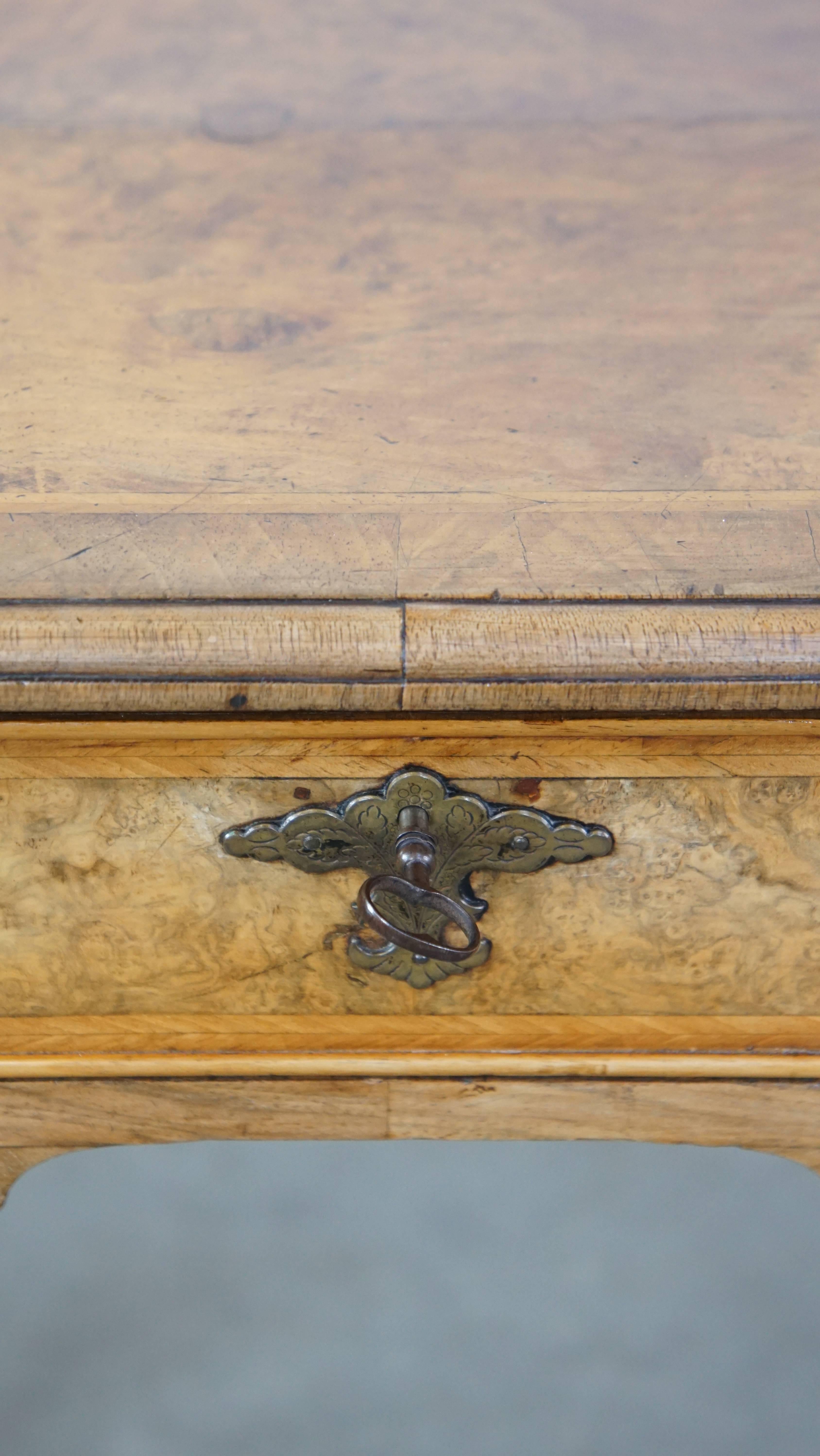 Ancienne table d'écriture/de chevet hollandaise en ronce de noyer du 18e siècle en vente 4