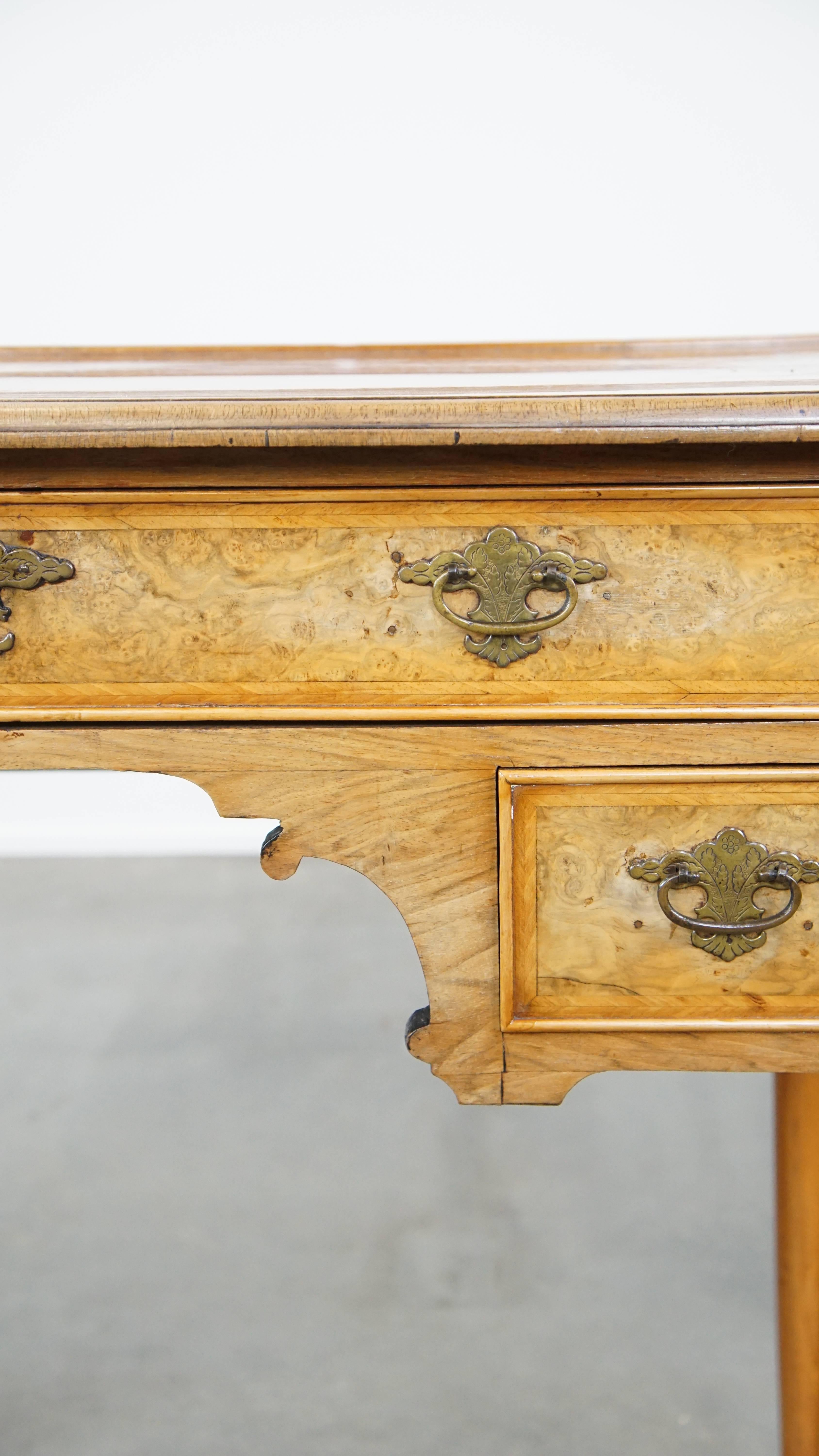 Ancienne table d'écriture/de chevet hollandaise en ronce de noyer du 18e siècle en vente 7