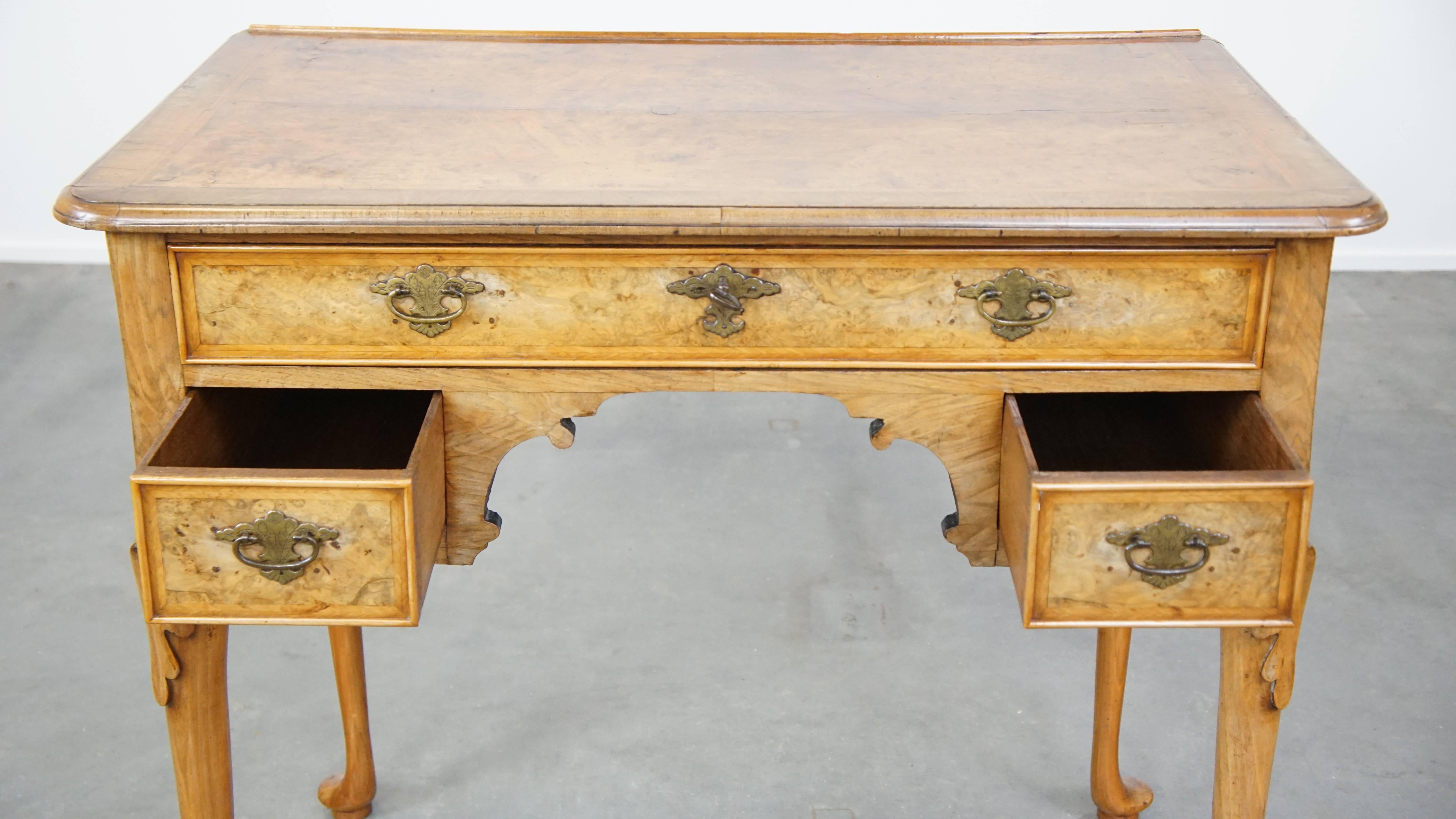 Ancienne table d'écriture/de chevet hollandaise en ronce de noyer du 18e siècle en vente 8
