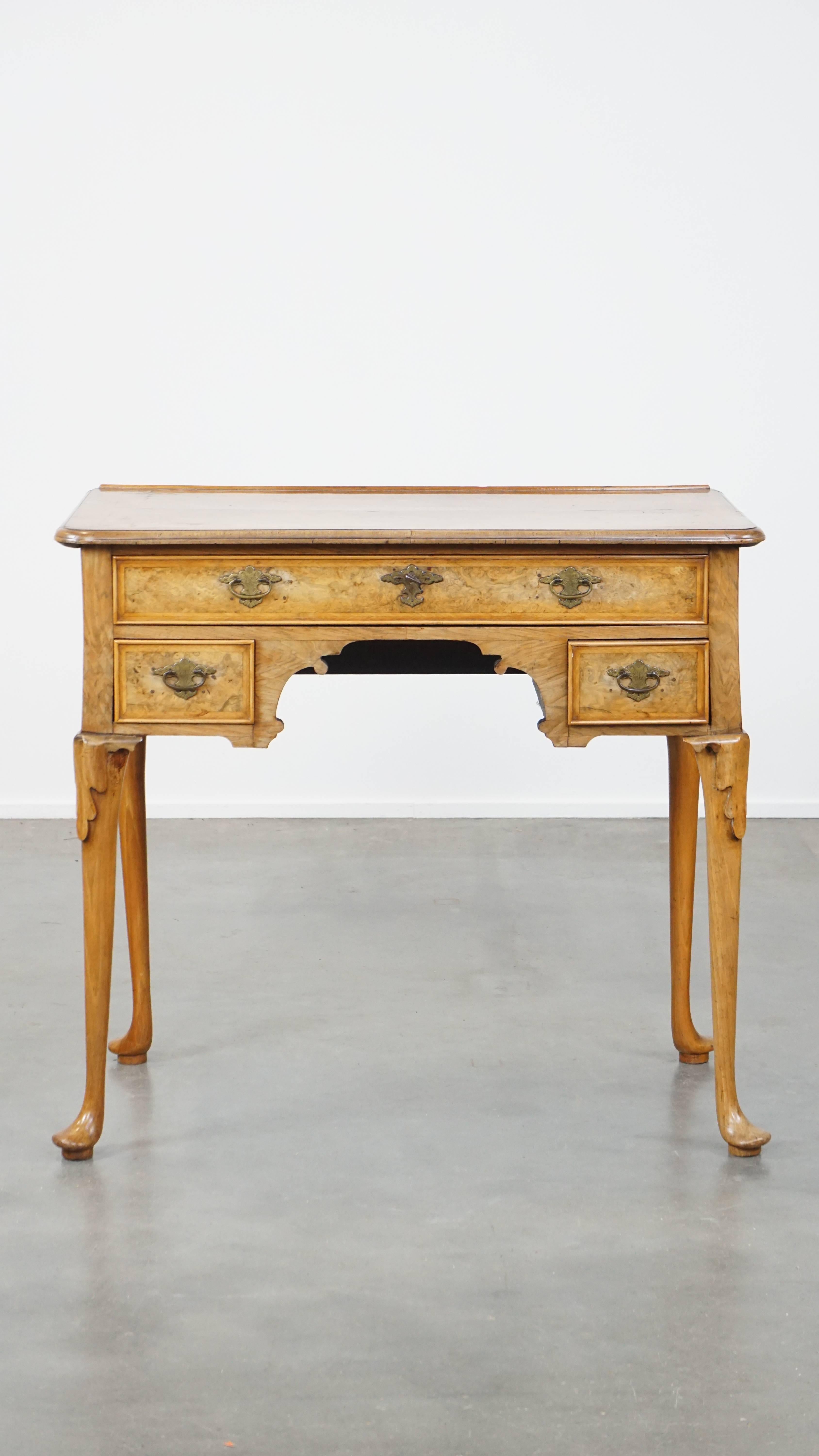 Cette superbe table d'écriture/de chevet en ronce de noyer hollandaise du XVIIIe siècle est un complément idéal pour les amateurs d'antiquités authentiques et luxueuses. Avec ses courbes élégantes et son attrait intemporel, il attire tous les
