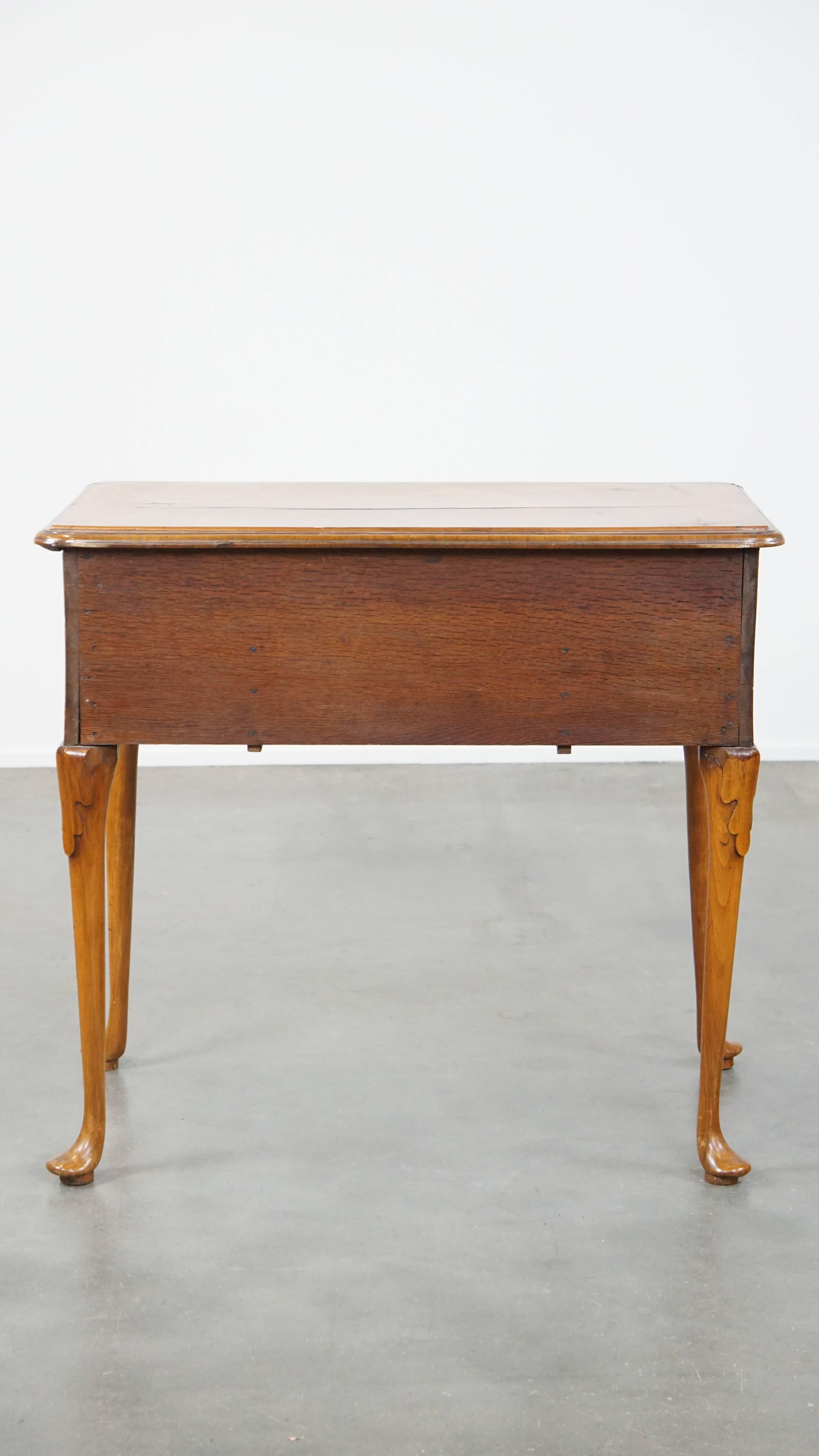 Fait main Ancienne table d'écriture/de chevet hollandaise en ronce de noyer du 18e siècle en vente