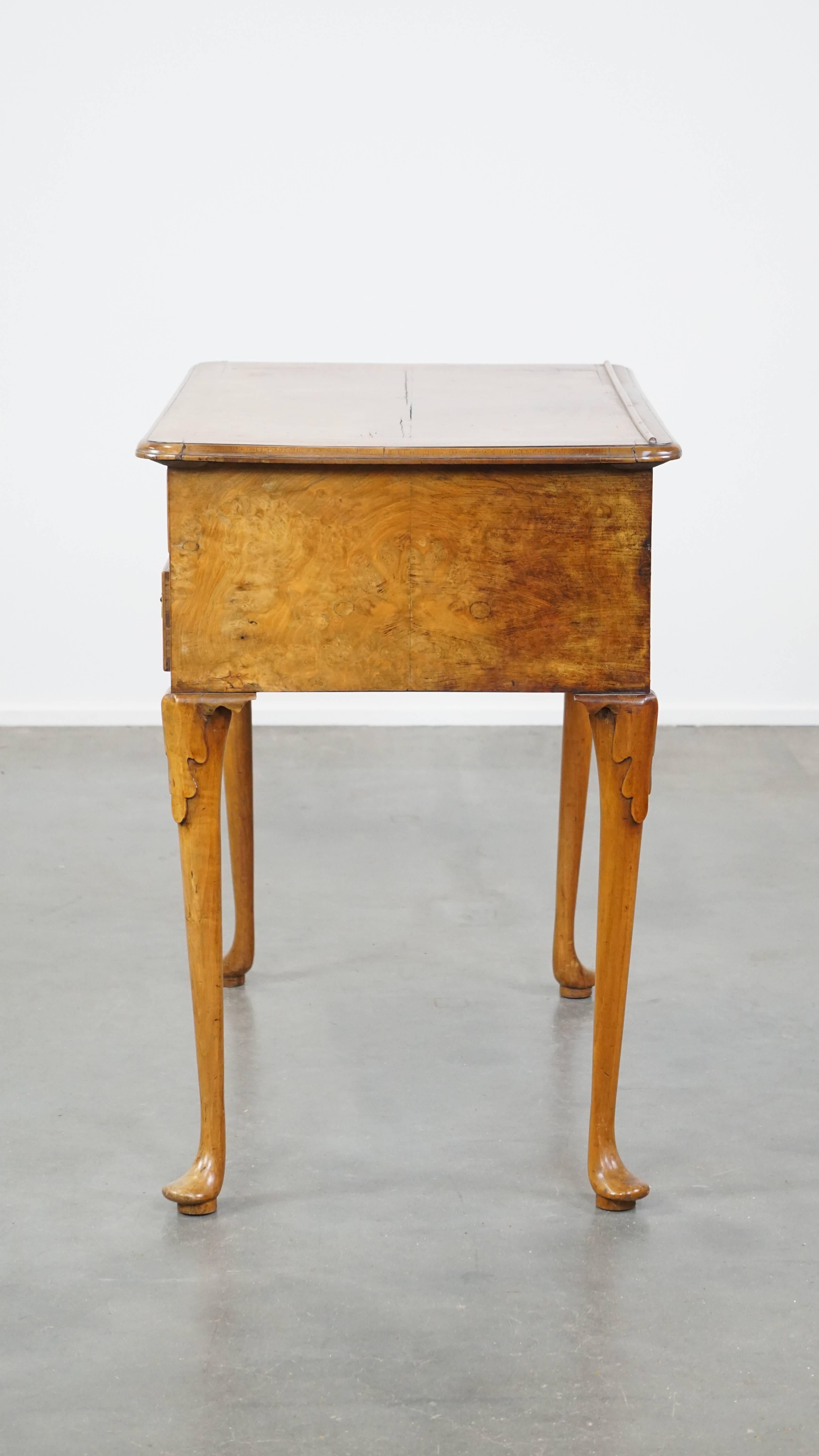 Ancienne table d'écriture/de chevet hollandaise en ronce de noyer du 18e siècle Bon état - En vente à Harderwijk, NL