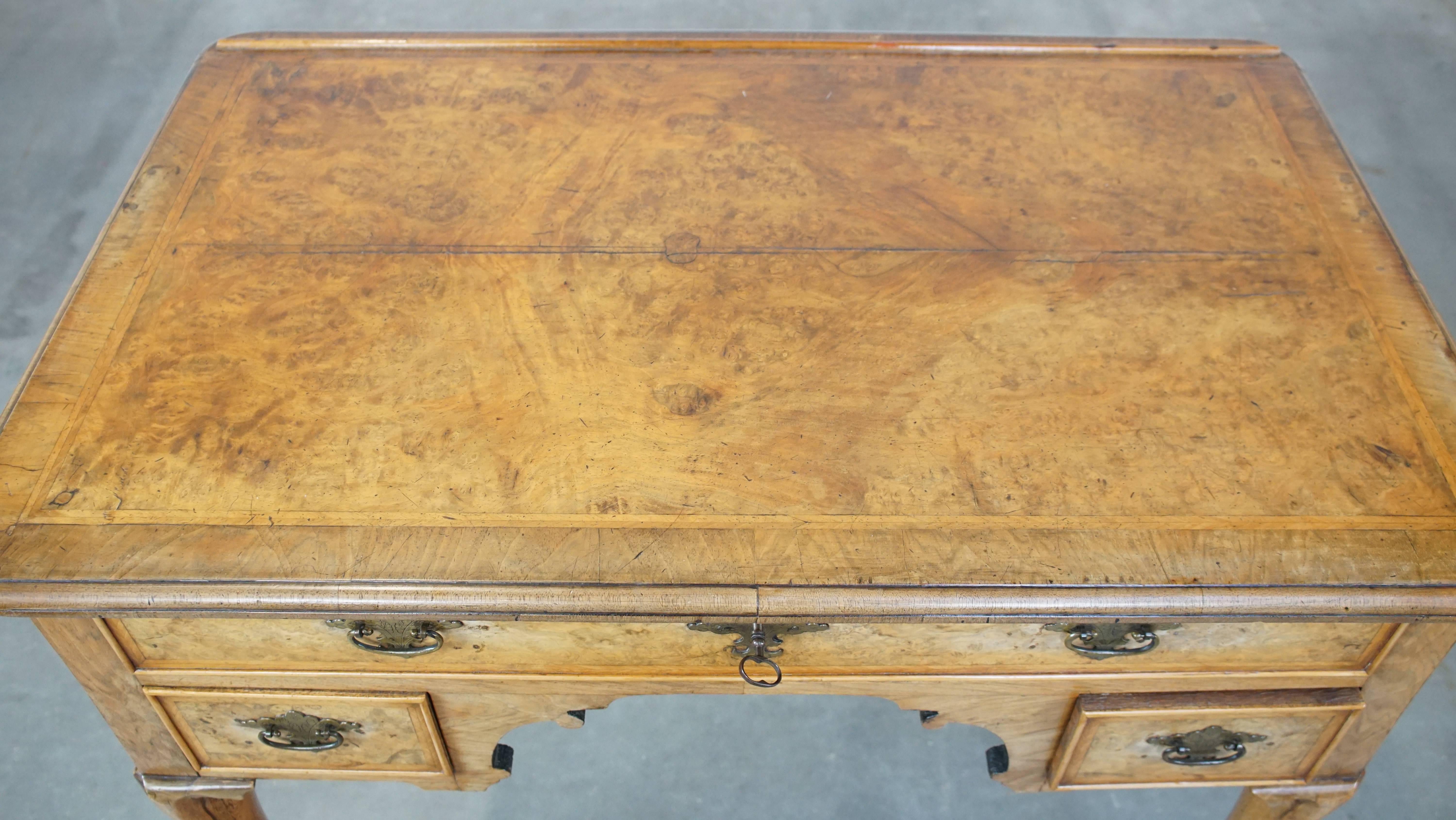 XVIIIe siècle et antérieur Ancienne table d'écriture/de chevet hollandaise en ronce de noyer du 18e siècle en vente