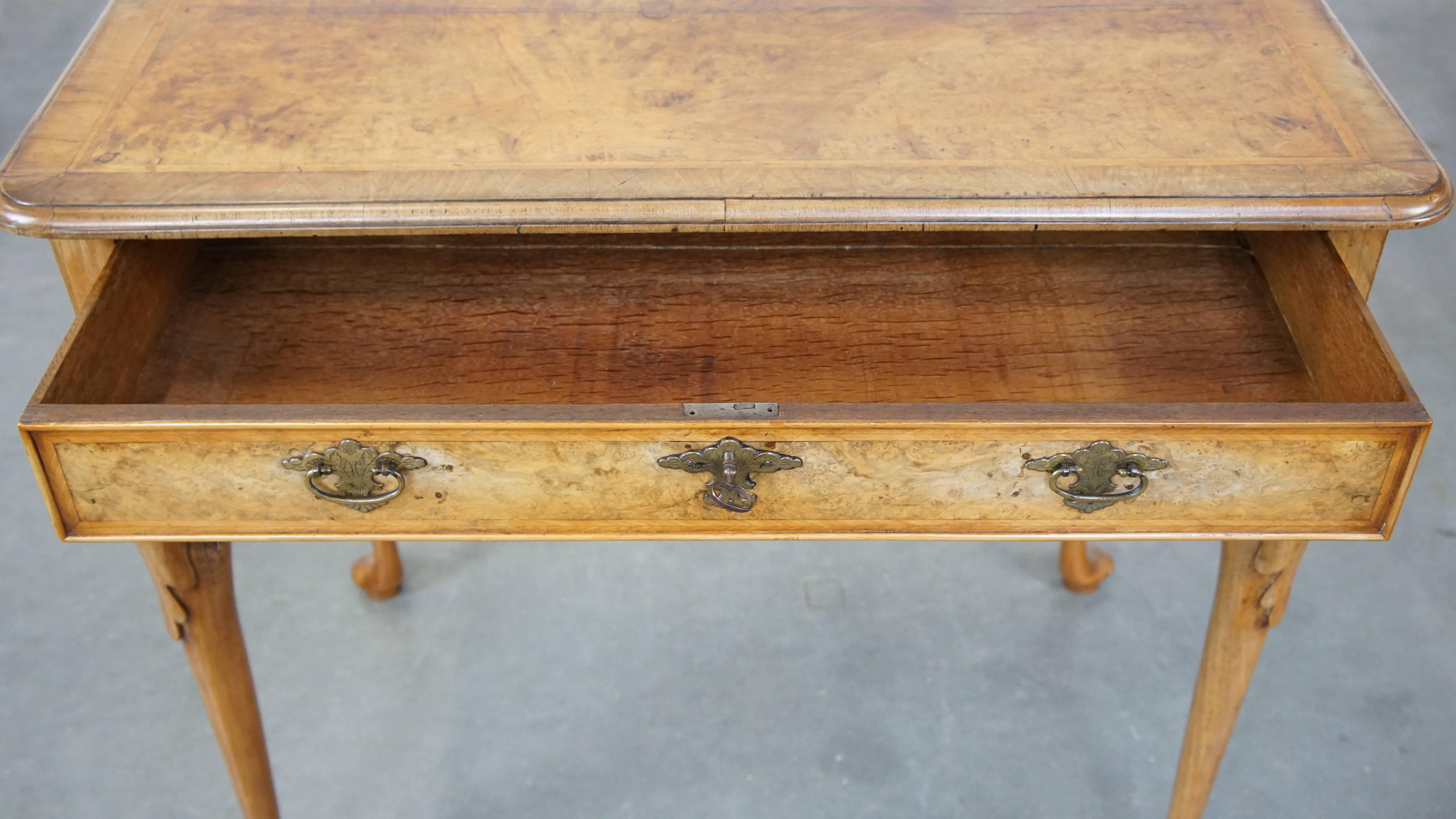 Bois Ancienne table d'écriture/de chevet hollandaise en ronce de noyer du 18e siècle en vente