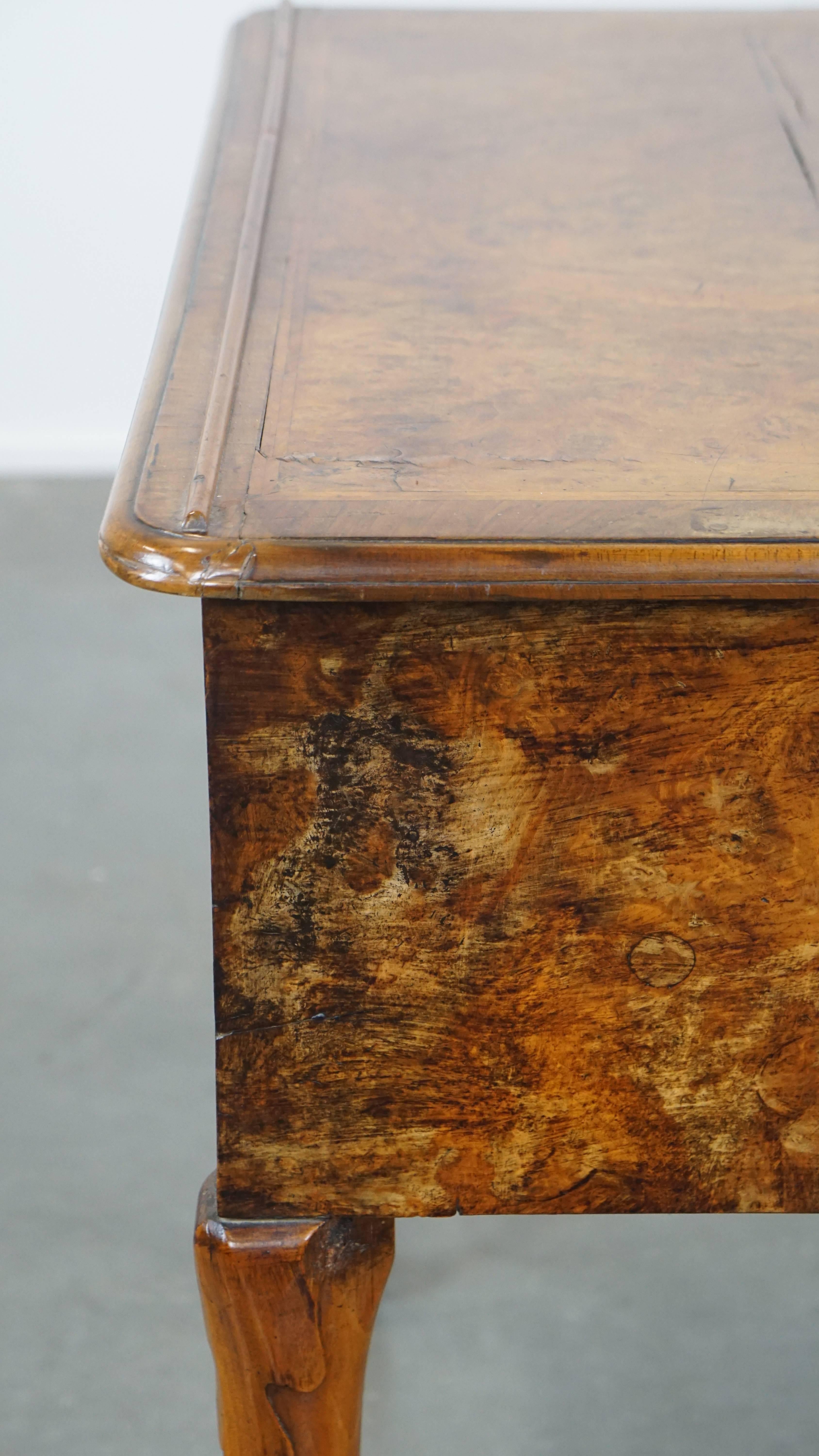 Ancienne table d'écriture/de chevet hollandaise en ronce de noyer du 18e siècle en vente 2