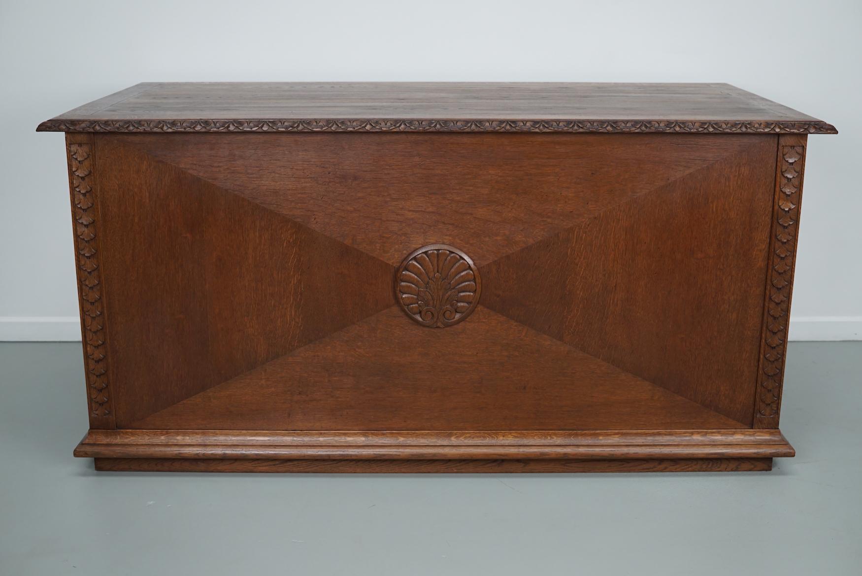 Antico bancone da negozio in quercia olandese intagliata in stile Art Nouveau, inizio XX secolo in vendita 1