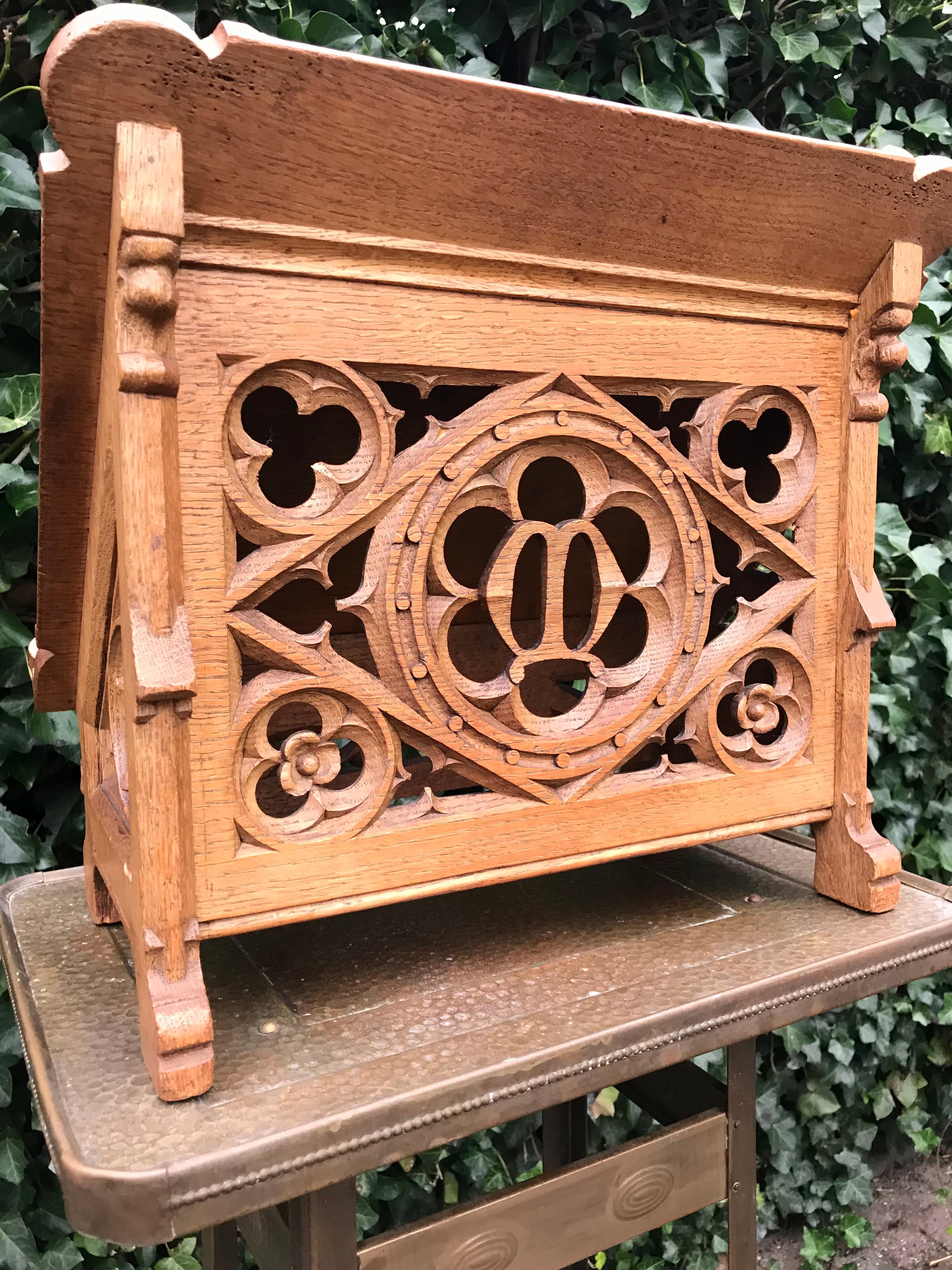 Practical size and meaningful, Gothic Revival bible stand.

This handcrafted and beautifully hand carved Gothic bible Stand dates from circa 1890-1900 and it is entirely made of solid oak. This rare example is in great condition and it has the most