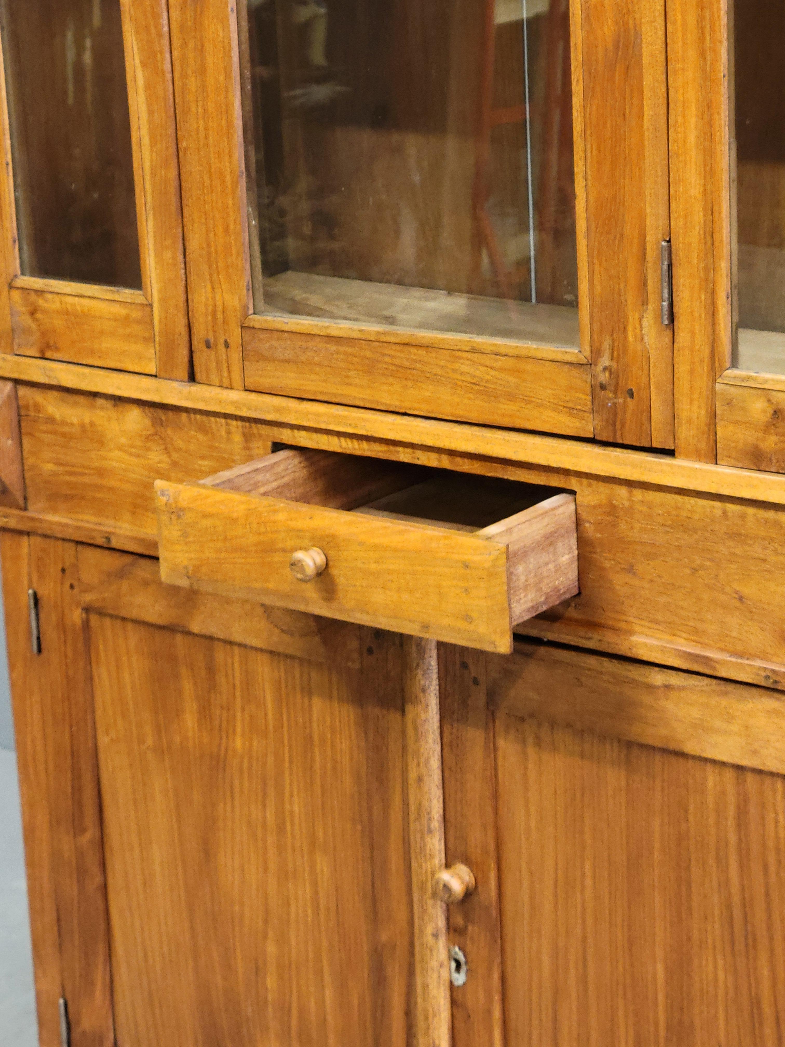 Ancienne armoire à portes en verre colonial hollandais Bon état - En vente à Centennial, CO
