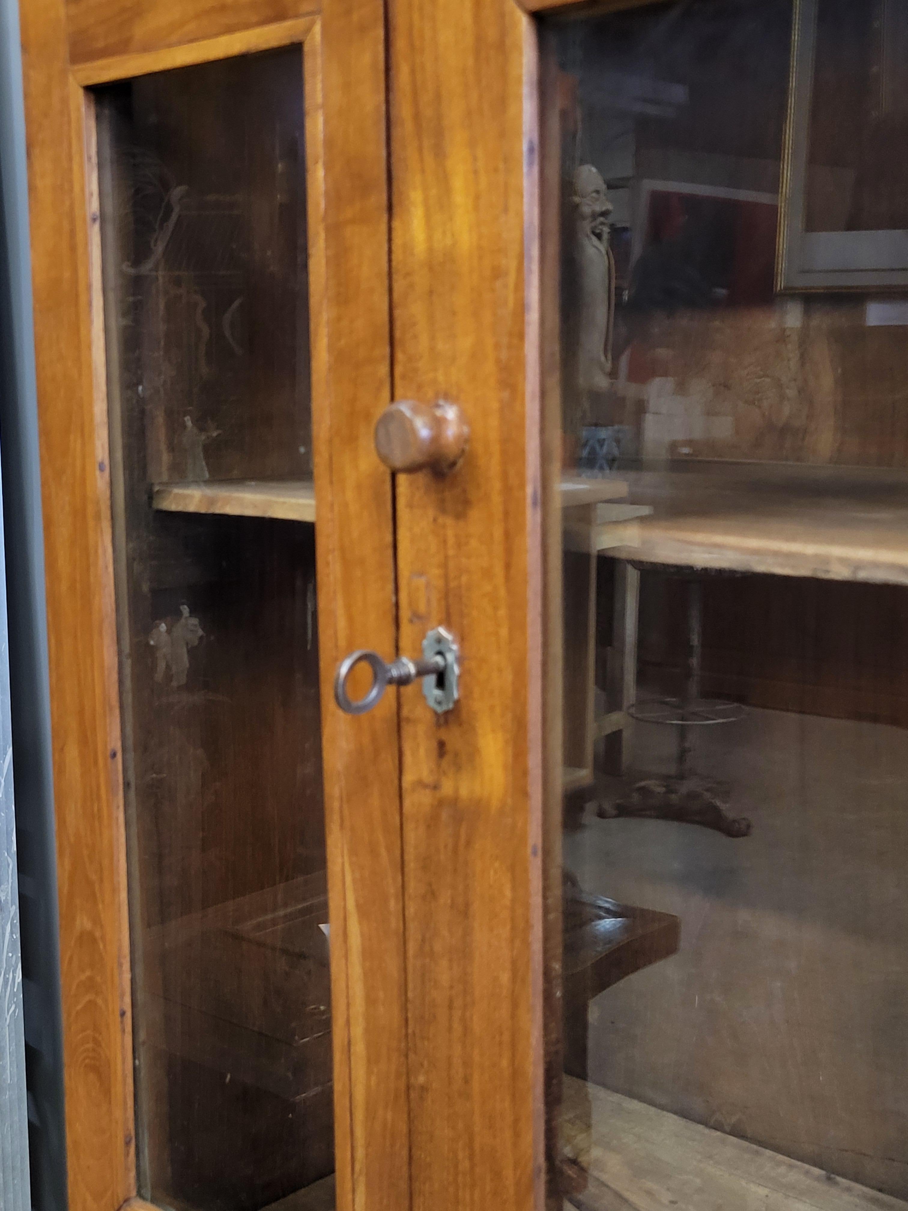 Milieu du XXe siècle Ancienne armoire à portes en verre colonial hollandais en vente
