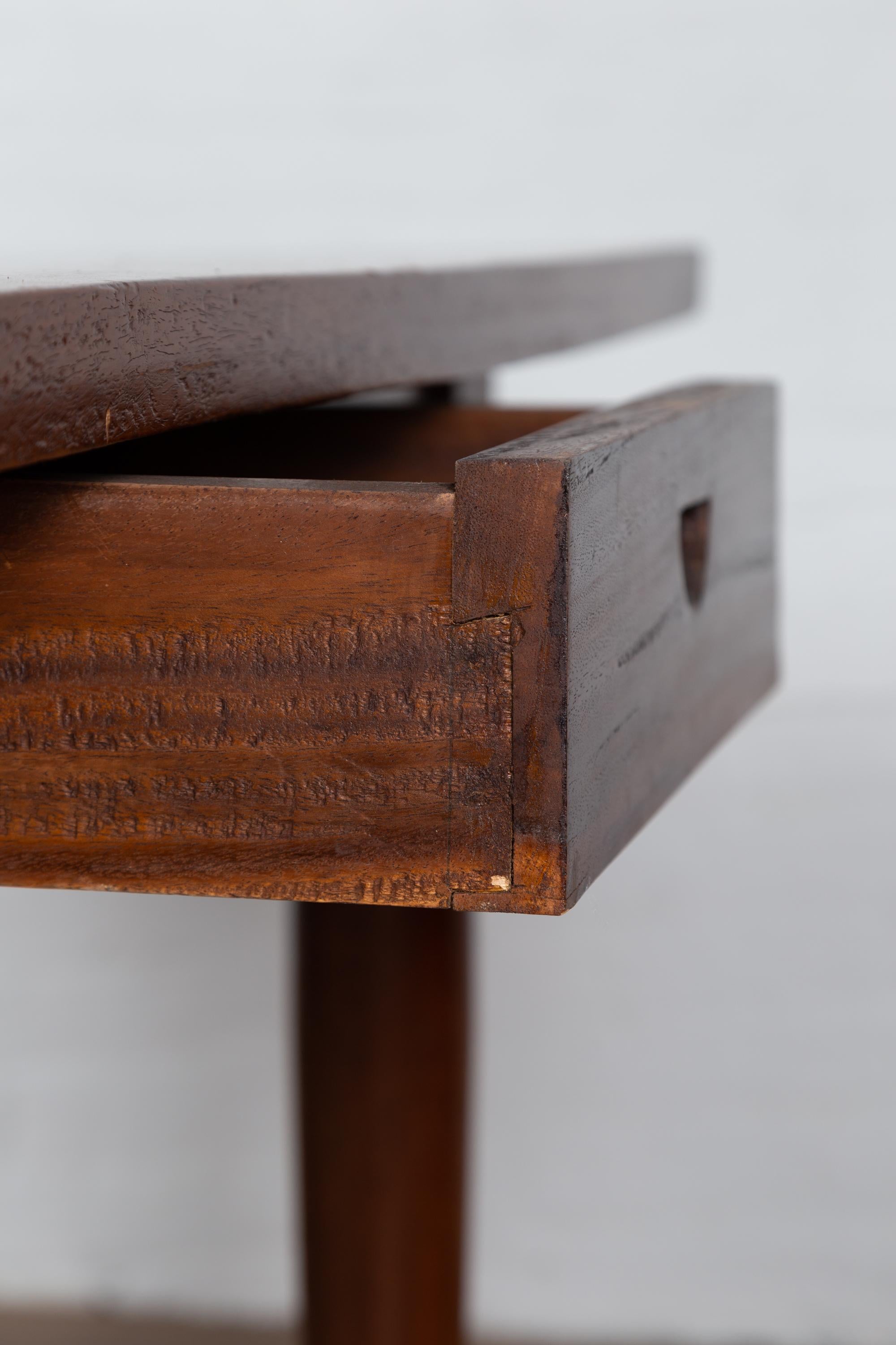 Bureau colonial néerlandais ancien en teck japonais avec un seul tiroir et des pieds tournés en vente 6
