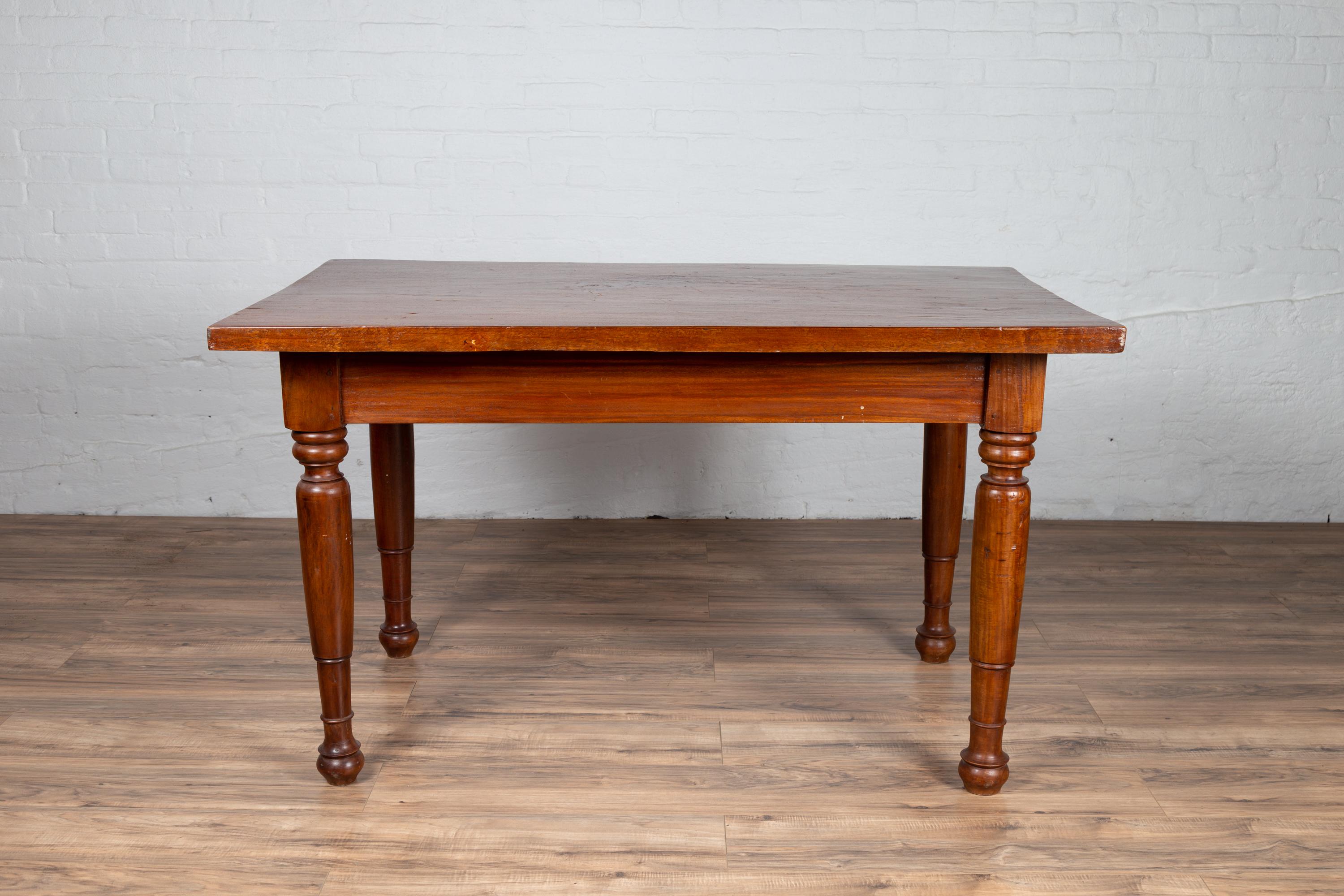 Scrivania coloniale olandese in teak con cassetto e gambe tornite, inizio XX secolo in vendita 7