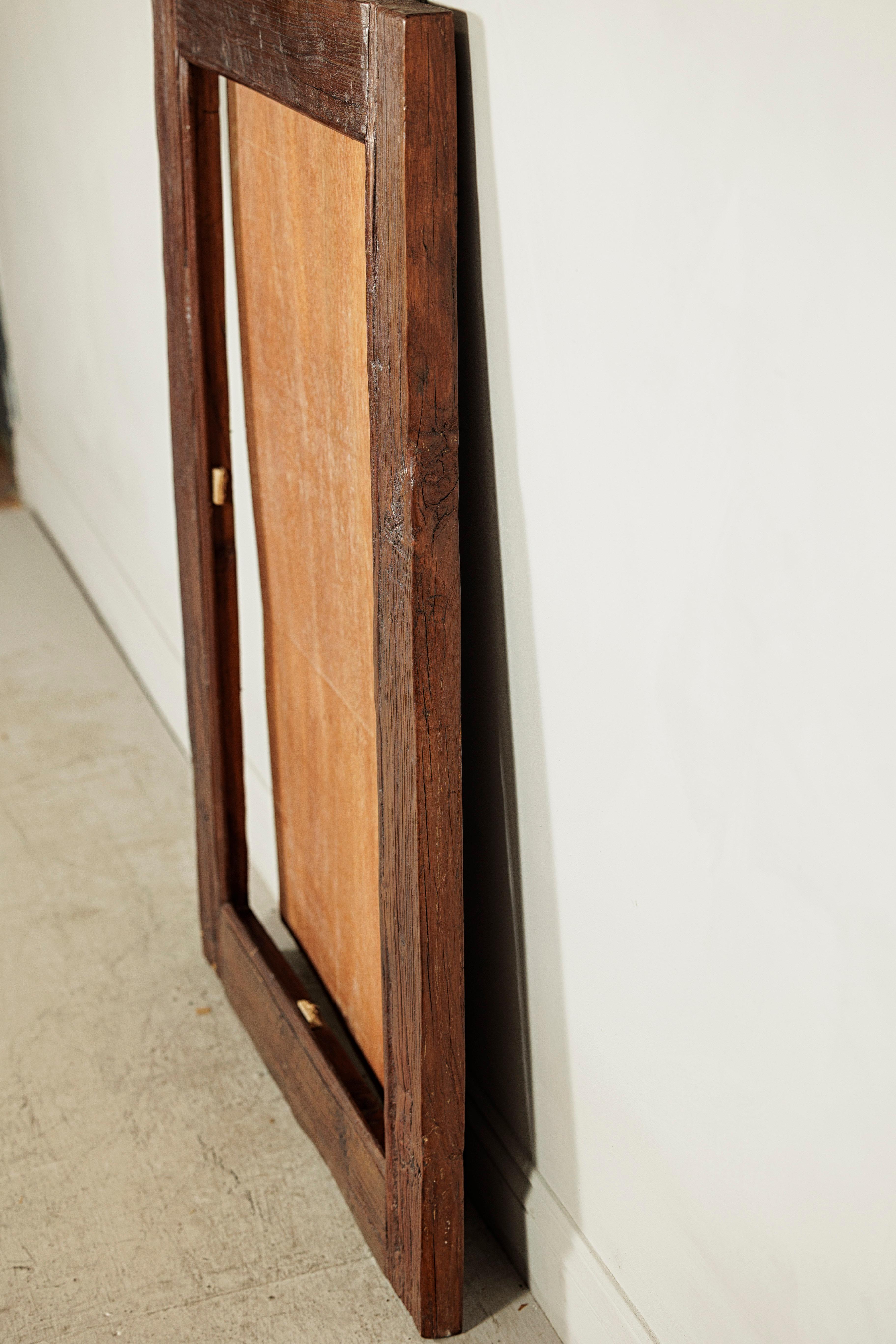 Antiker holländischer kolonialer Java-Holzrahmen mit rustikalen handgeschnitzten Details im Angebot 7