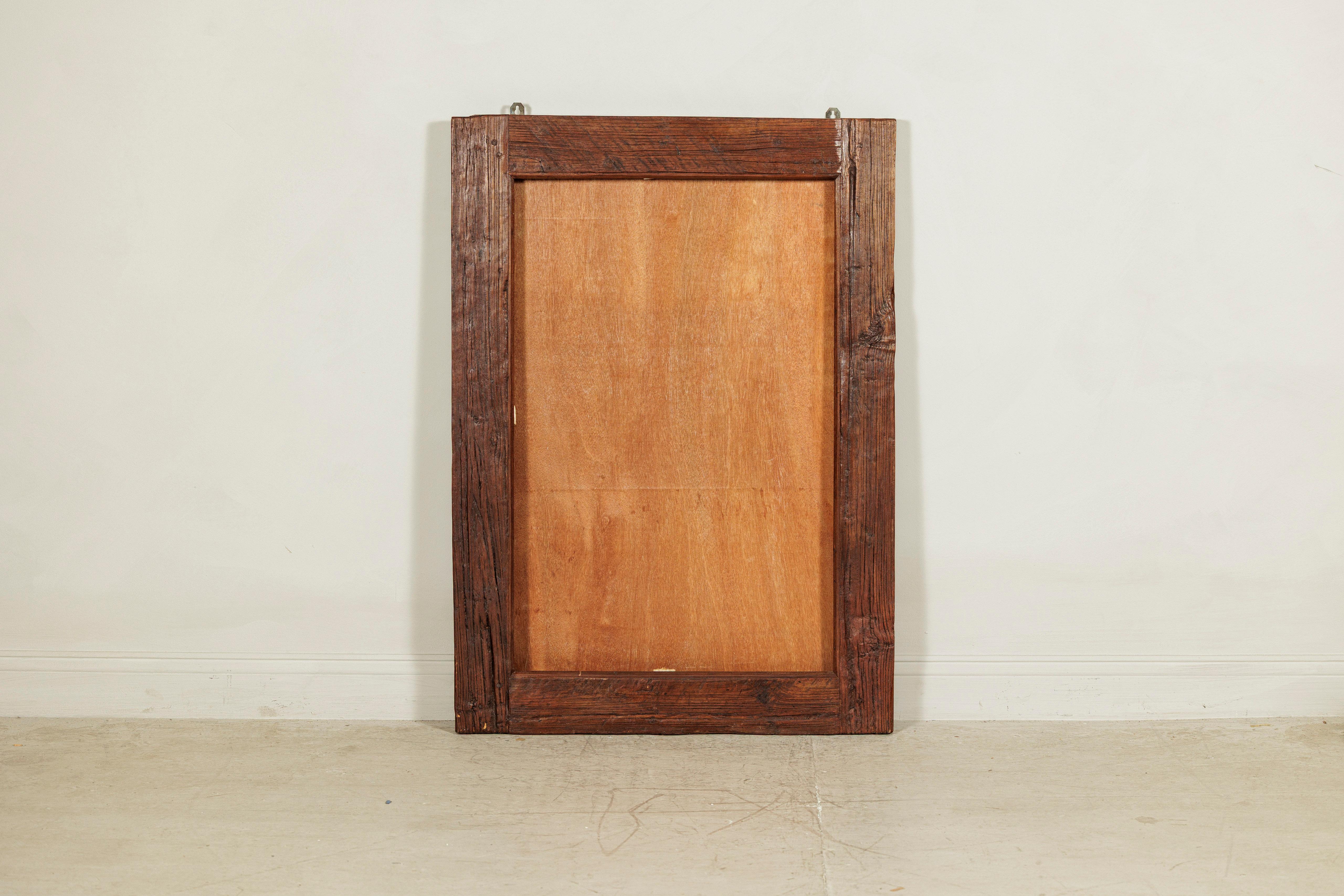 Ein markanter Holzrahmen aus Java, der im holländischen Kolonialstil gefertigt ist und sich durch seine tiefe Struktur, seine großzügigen Proportionen und seine ruhige architektonische Stärke auszeichnet. Die Oberfläche trägt die ausdrucksstarken