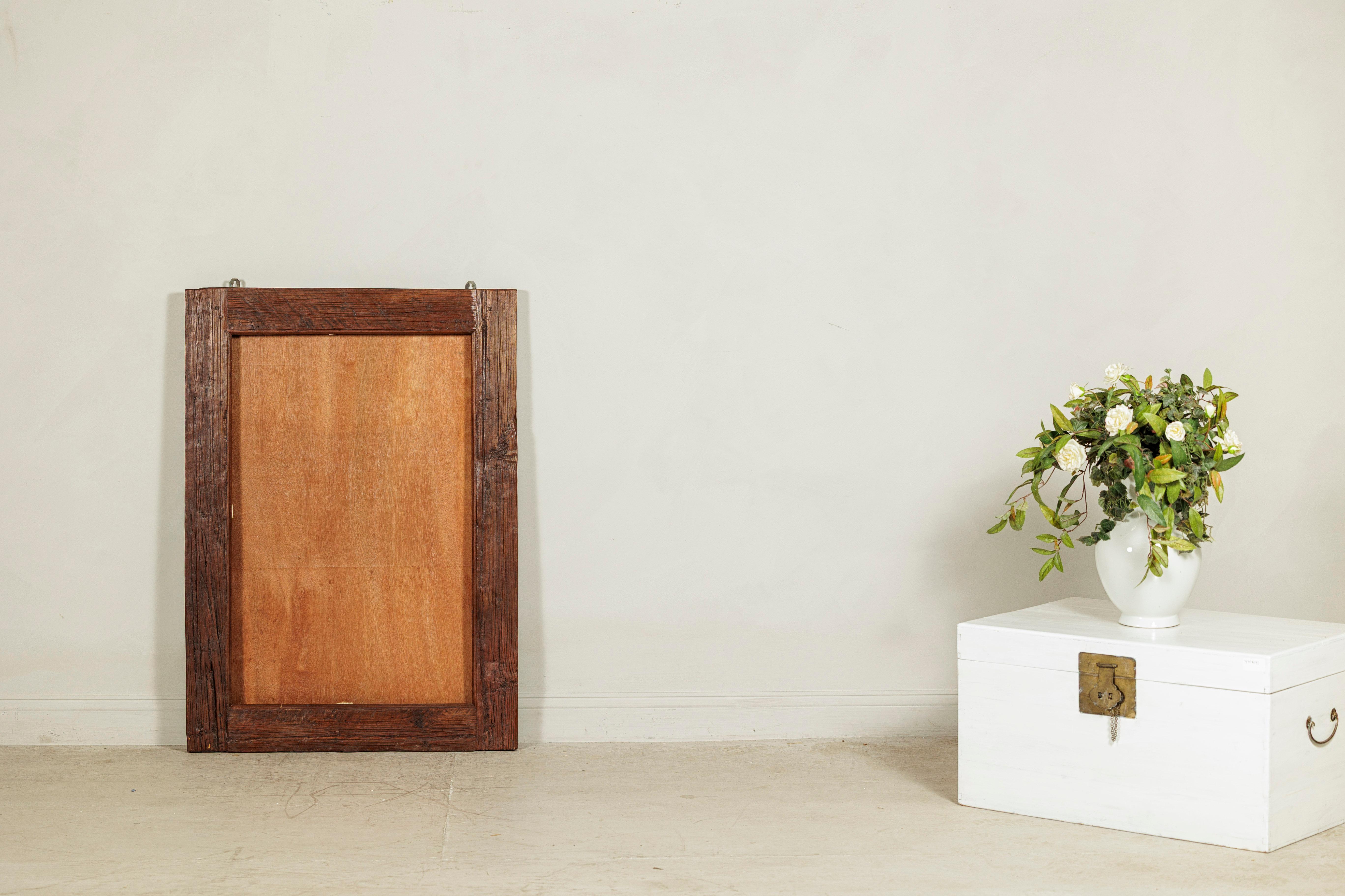 Antiker holländischer kolonialer Java-Holzrahmen mit rustikalen handgeschnitzten Details (Niederländisch Kolonial) im Angebot