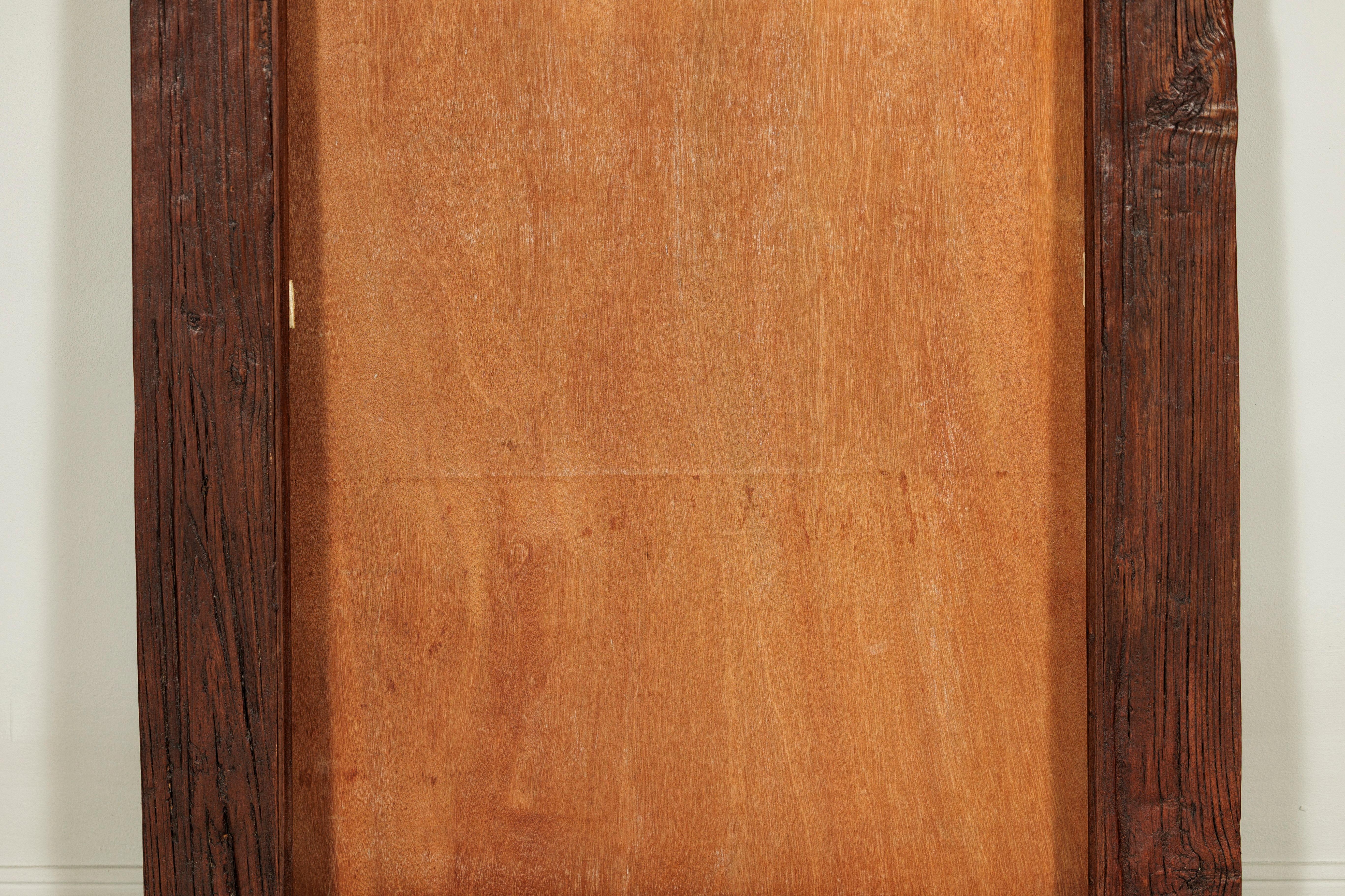 Antiker holländischer kolonialer Java-Holzrahmen mit rustikalen handgeschnitzten Details (20. Jahrhundert) im Angebot