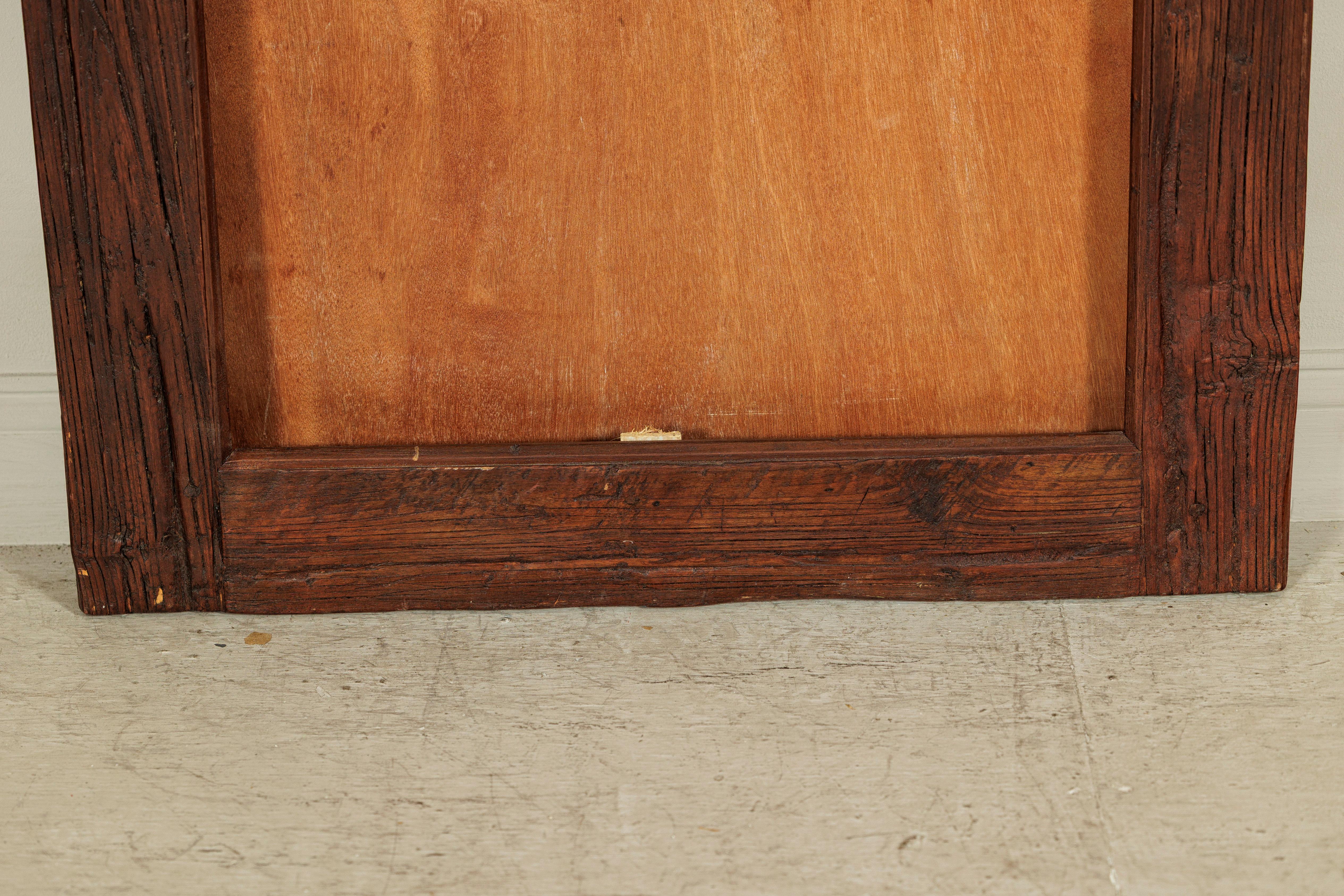 Antiker holländischer kolonialer Java-Holzrahmen mit rustikalen handgeschnitzten Details im Angebot 1