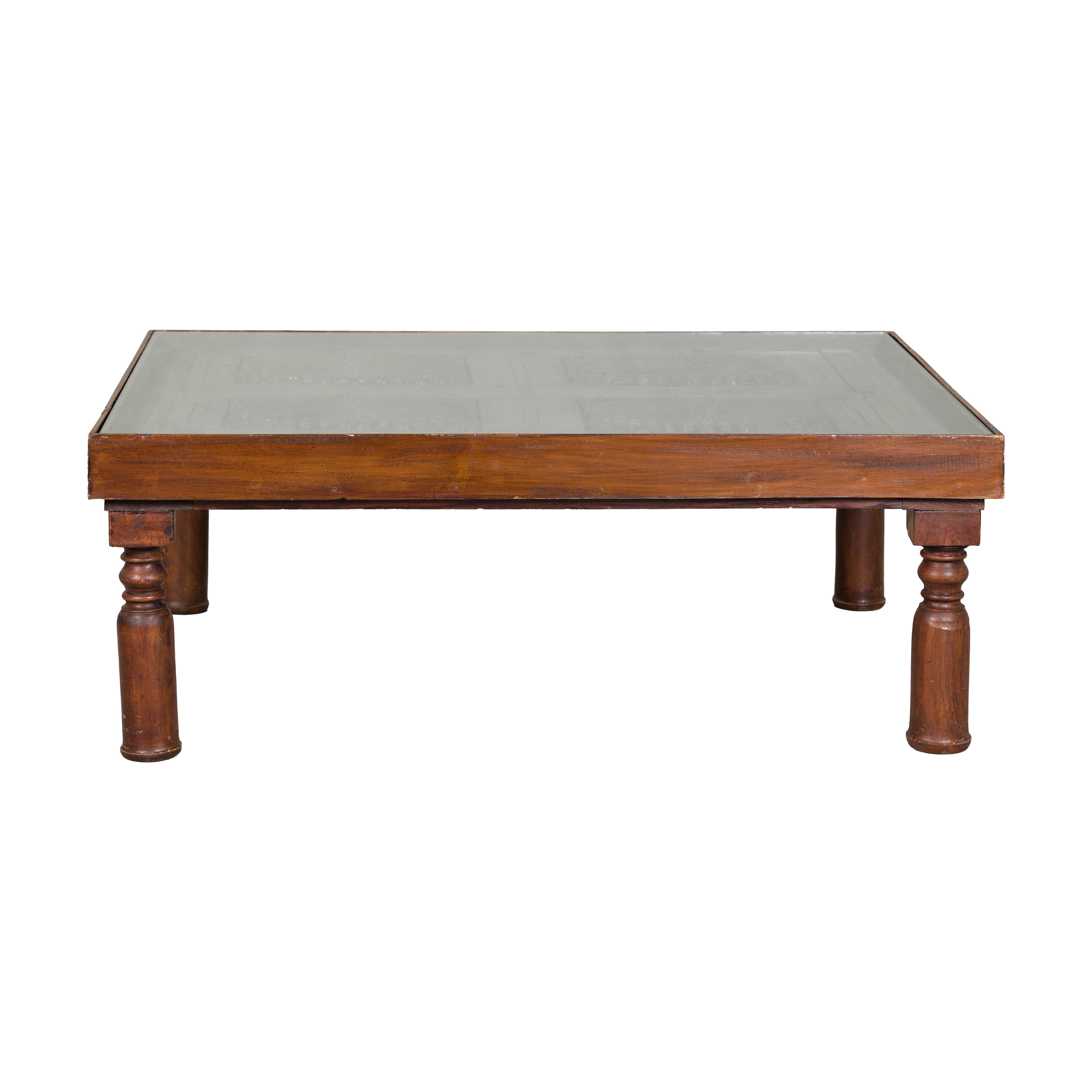 Ancien volet colonial hollandais transformé en table basse avec plateau en verre en vente 2