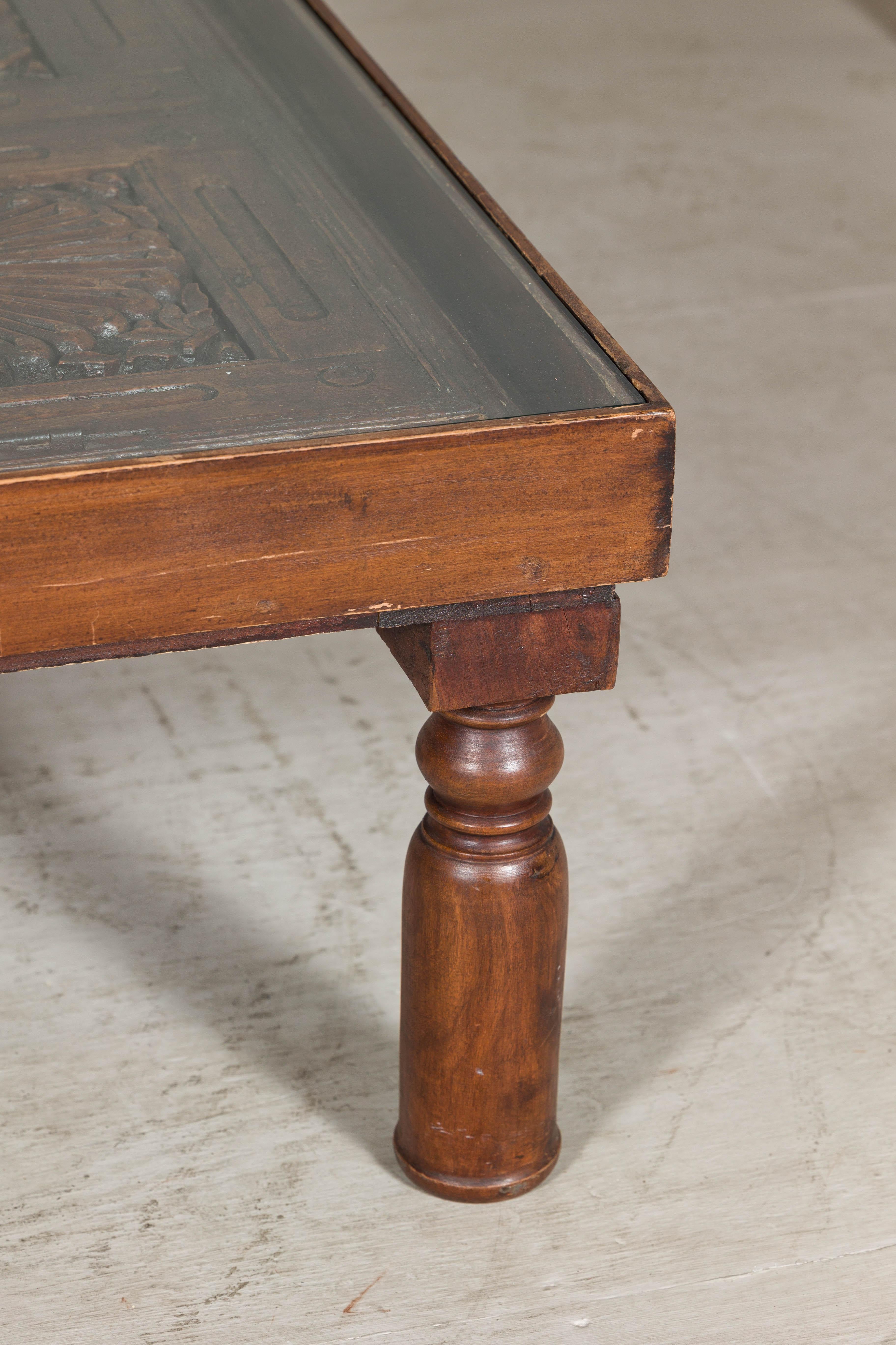 Colonial hollandais Ancien volet colonial hollandais transformé en table basse avec plateau en verre en vente