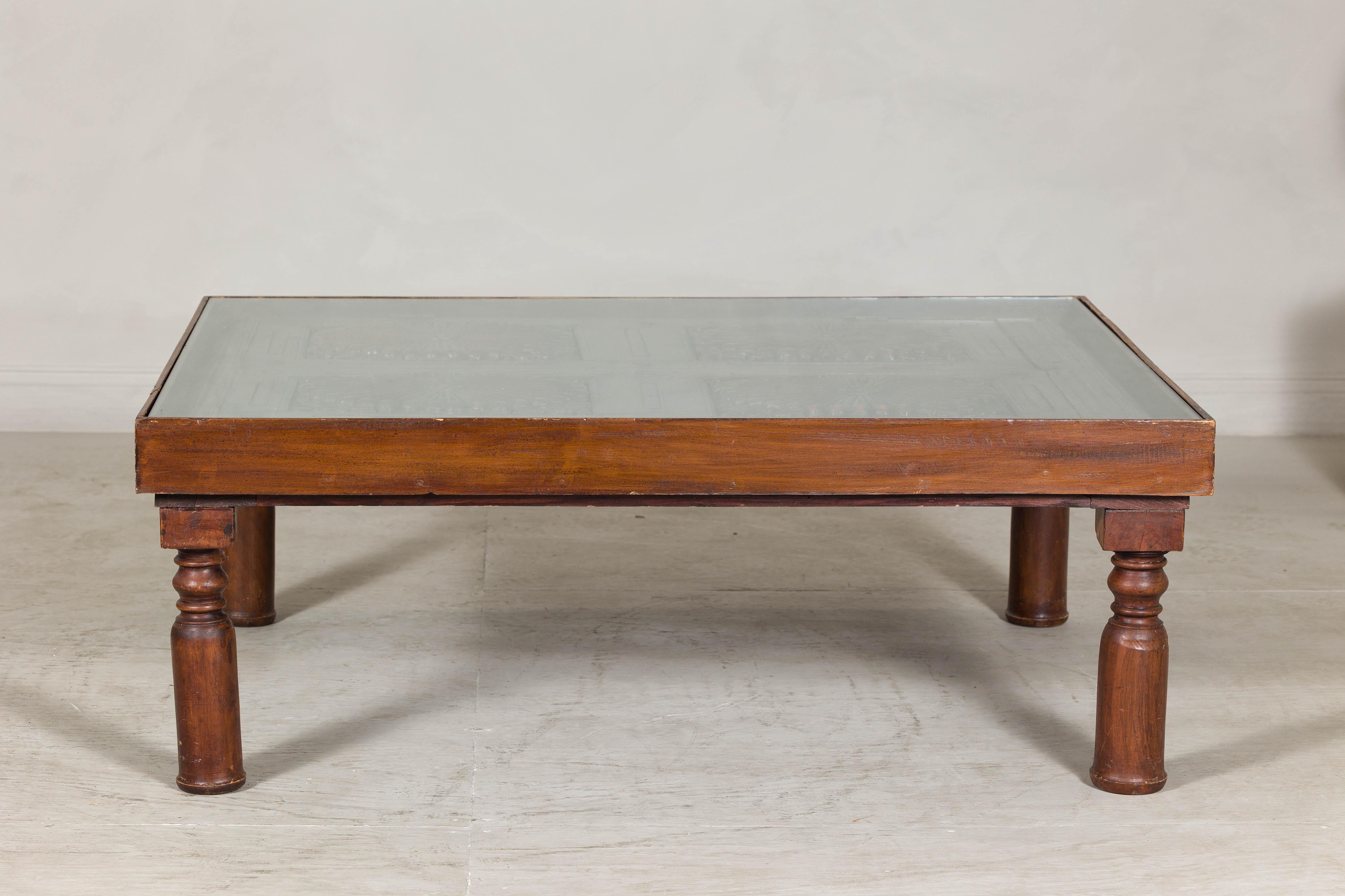 Asiatique Ancien volet colonial hollandais transformé en table basse avec plateau en verre en vente