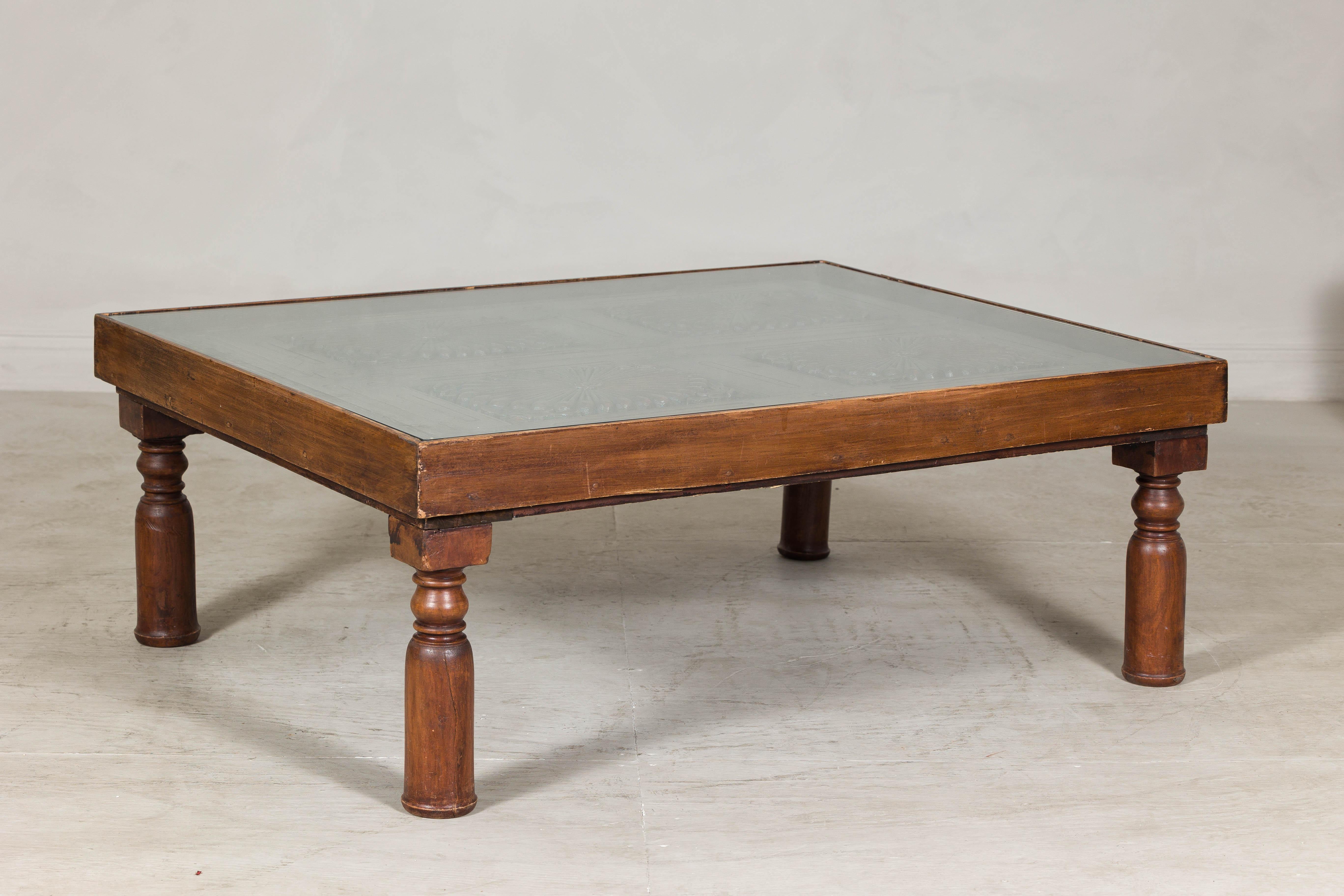 Sculpté Ancien volet colonial hollandais transformé en table basse avec plateau en verre en vente