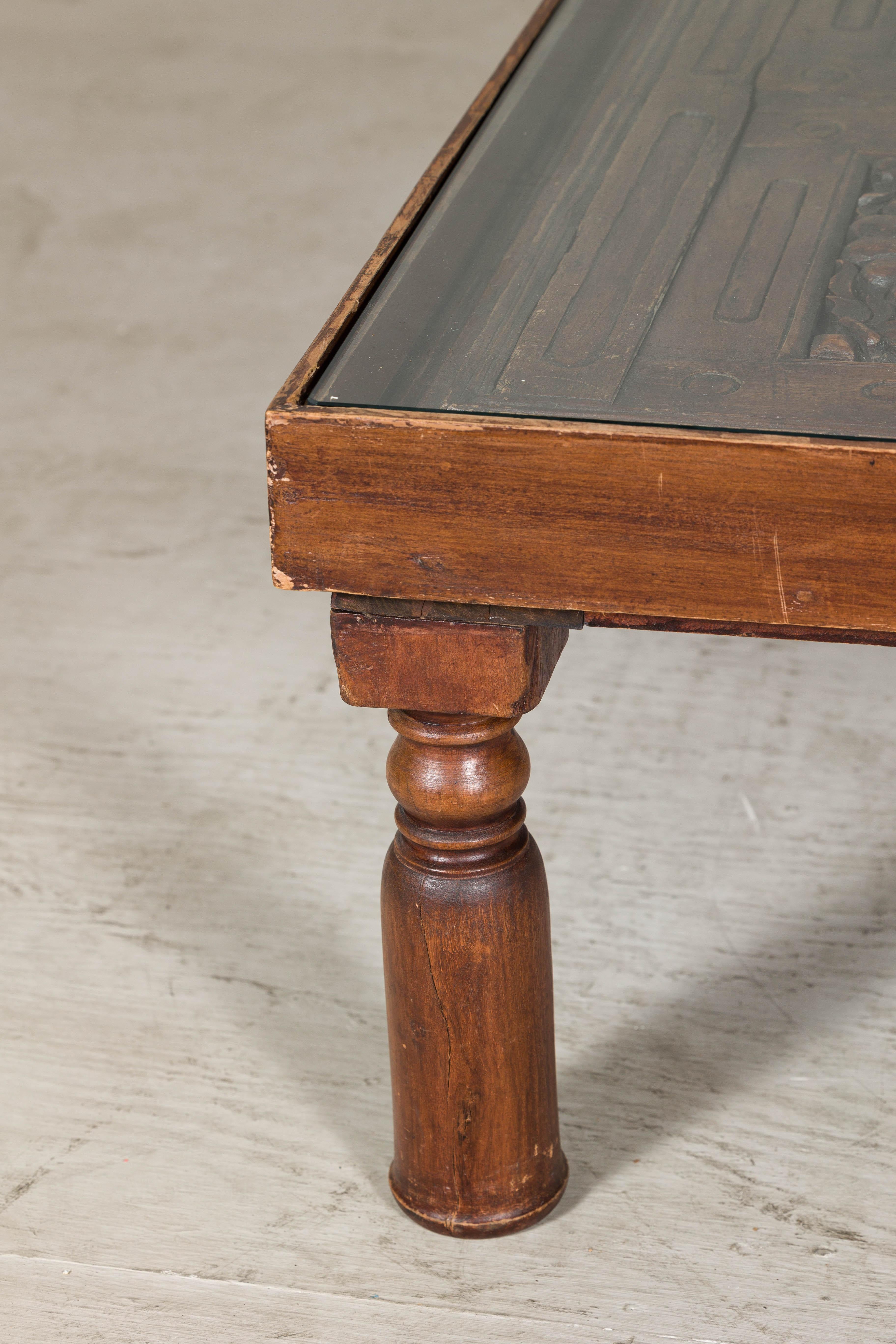 Ancien volet colonial hollandais transformé en table basse avec plateau en verre Bon état - En vente à Yonkers, NY