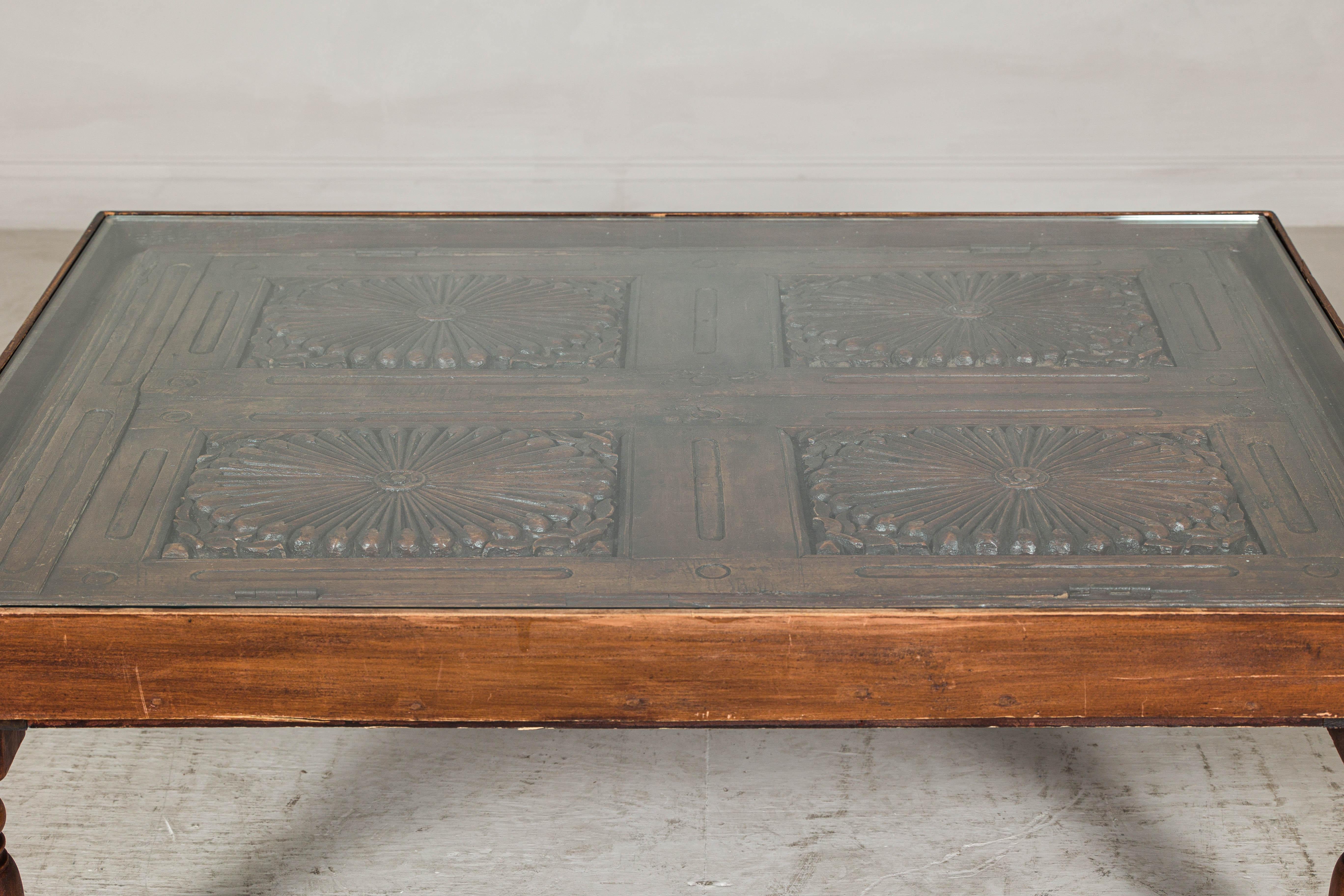 20ième siècle Ancien volet colonial hollandais transformé en table basse avec plateau en verre en vente