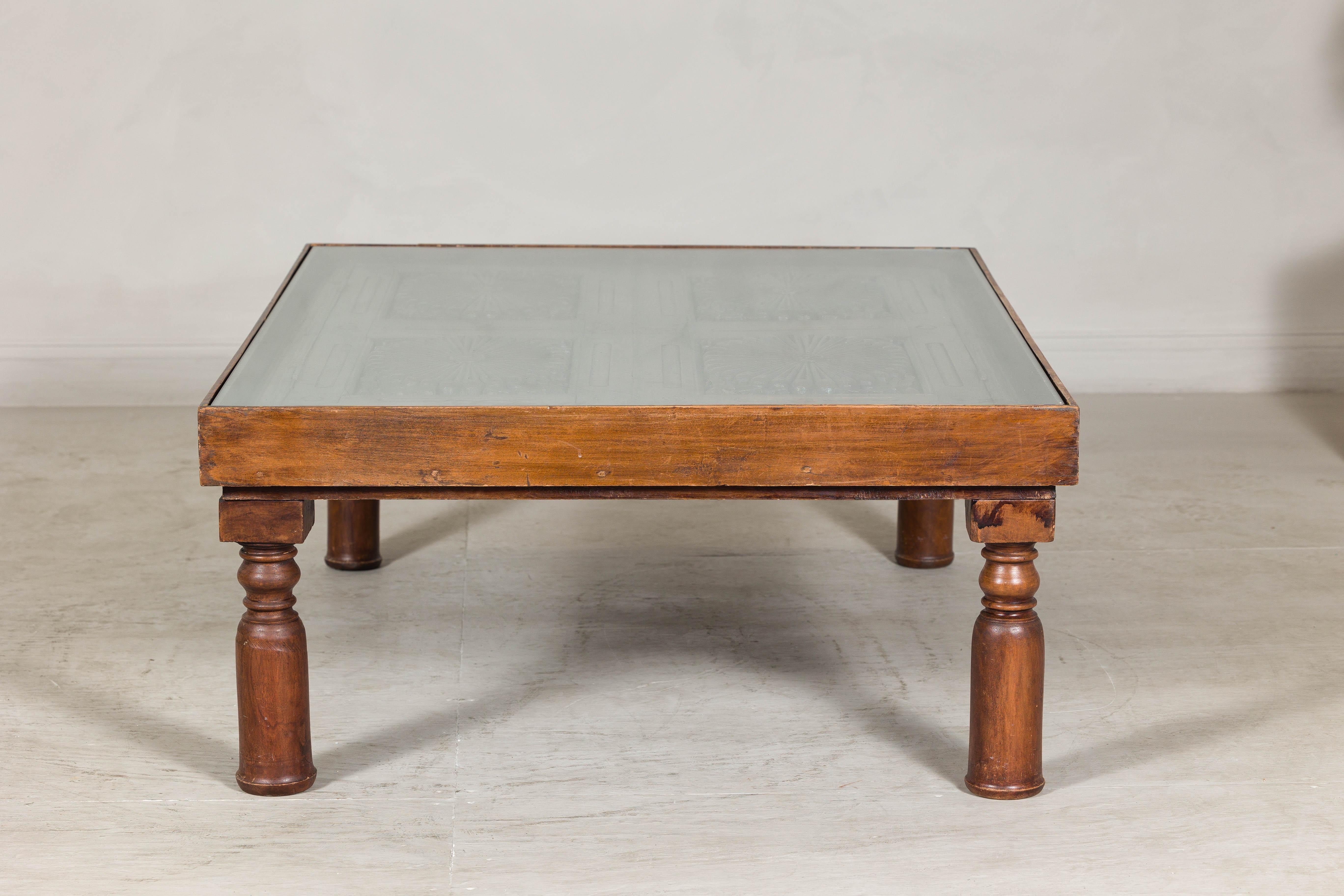 Verre Ancien volet colonial hollandais transformé en table basse avec plateau en verre en vente