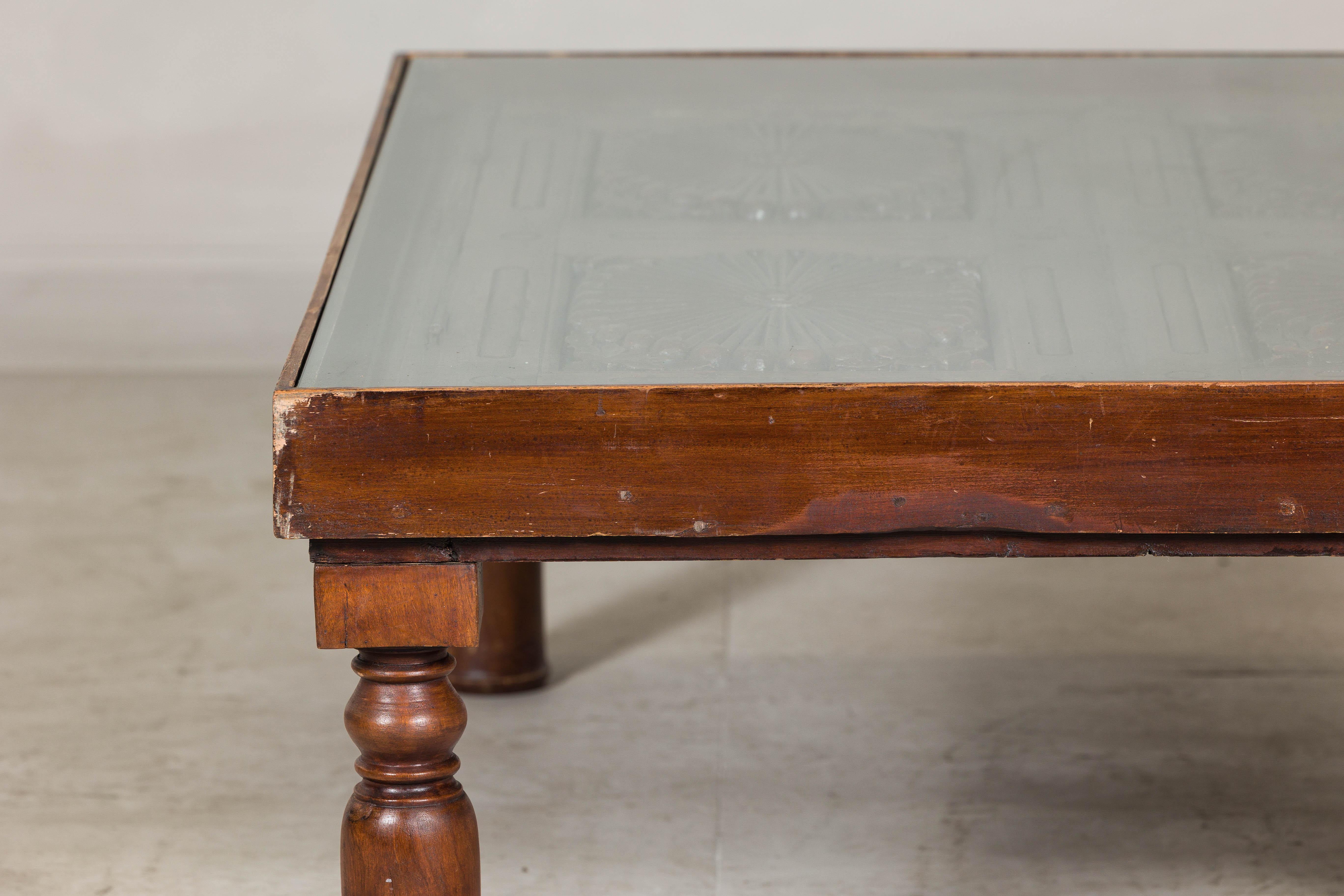 Ancien volet colonial hollandais transformé en table basse avec plateau en verre en vente 1