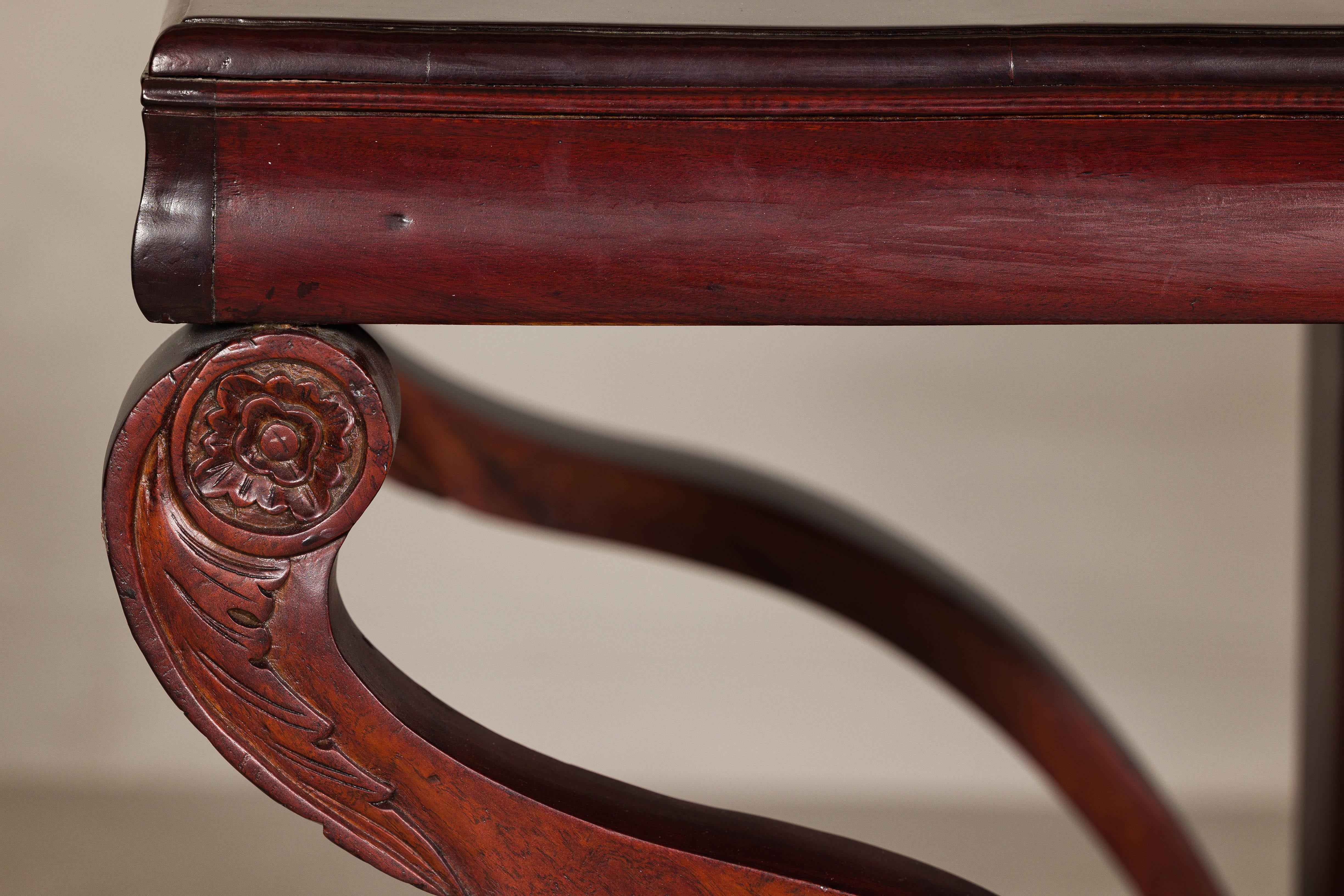 Ancienne table console en teck de style colonial hollandais avec détails sculptés et rayons de soleil en vente 2