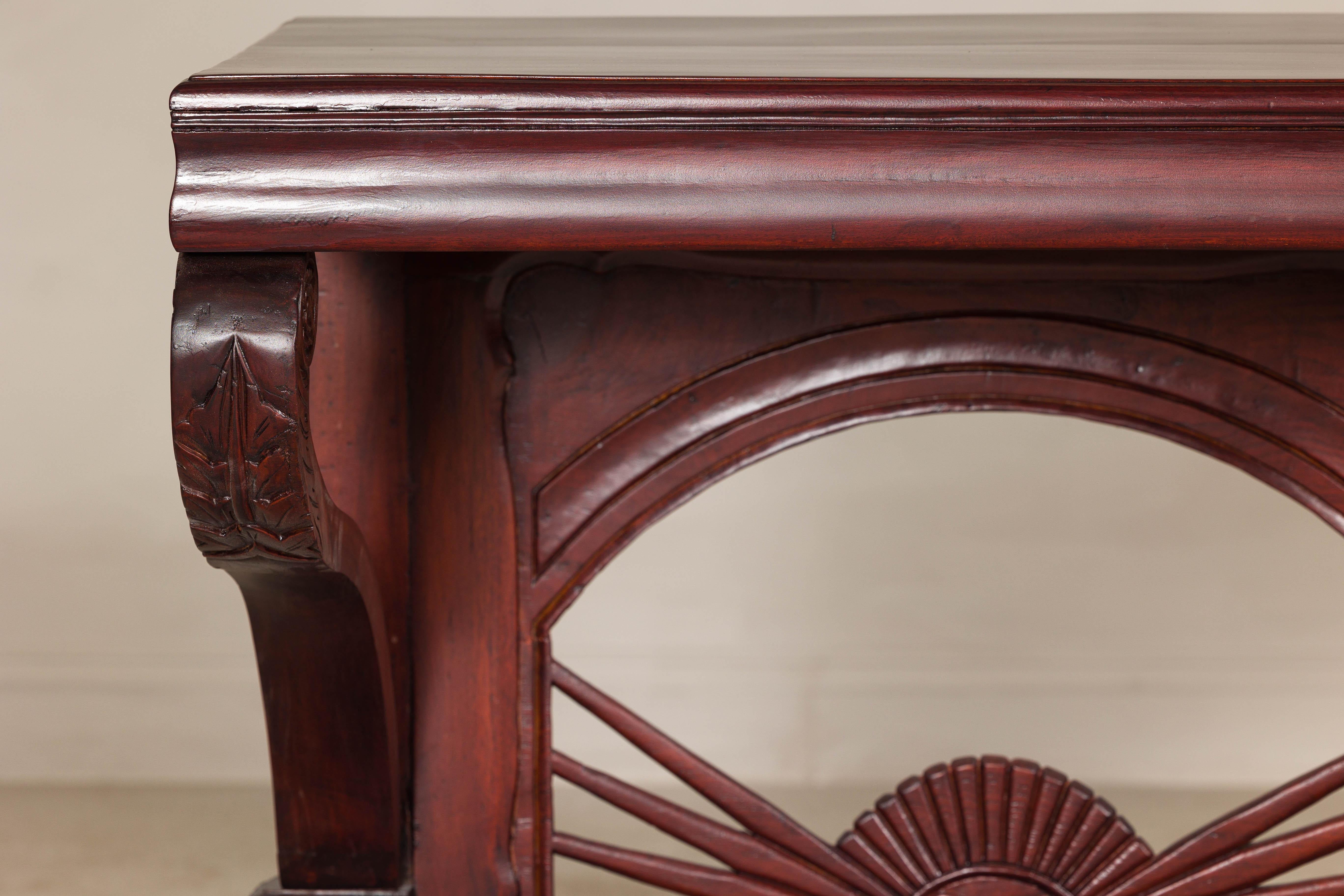 Ancienne table console en teck de style colonial hollandais avec détails sculptés et rayons de soleil en vente 3