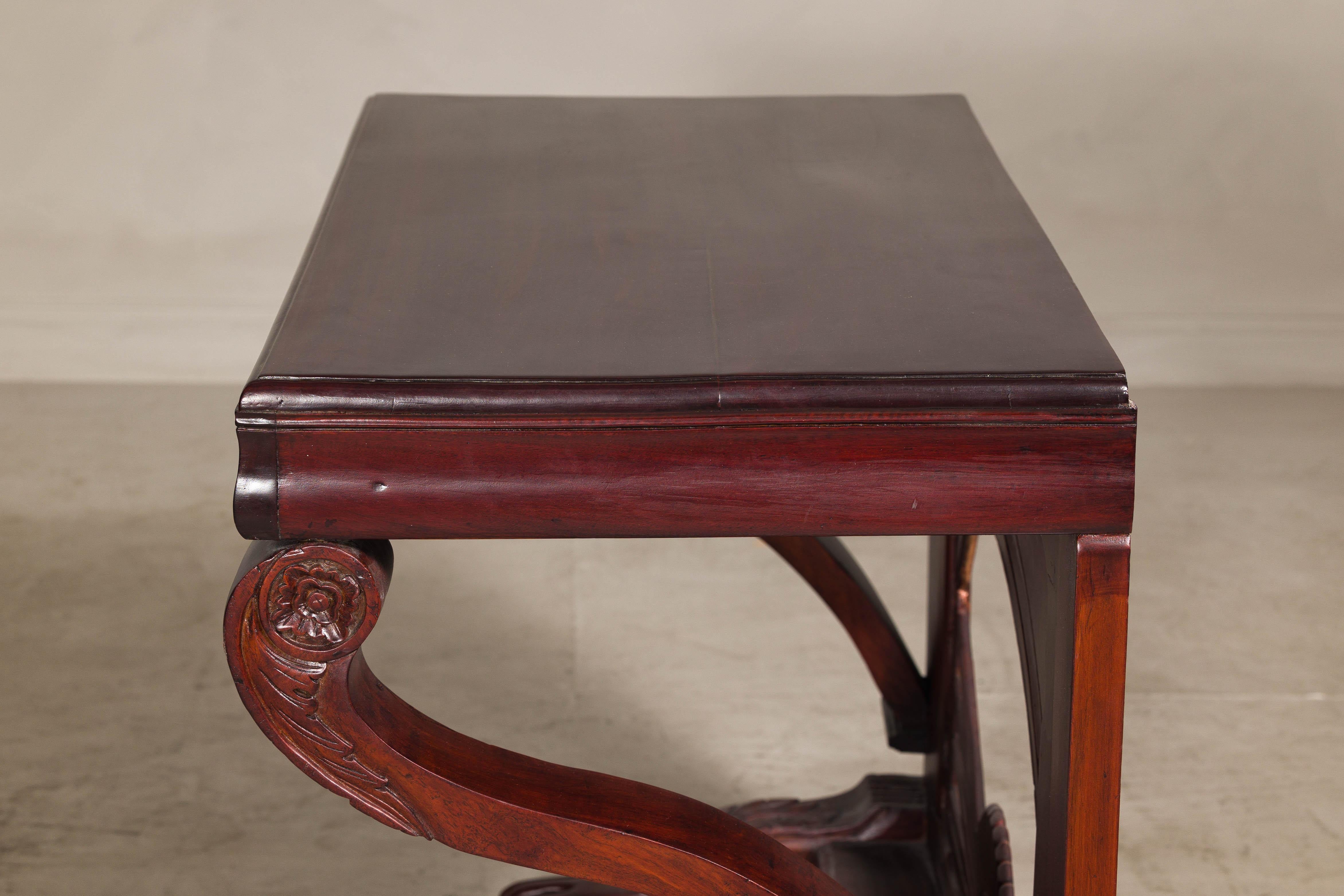 Ancienne table console en teck de style colonial hollandais avec détails sculptés et rayons de soleil en vente 4