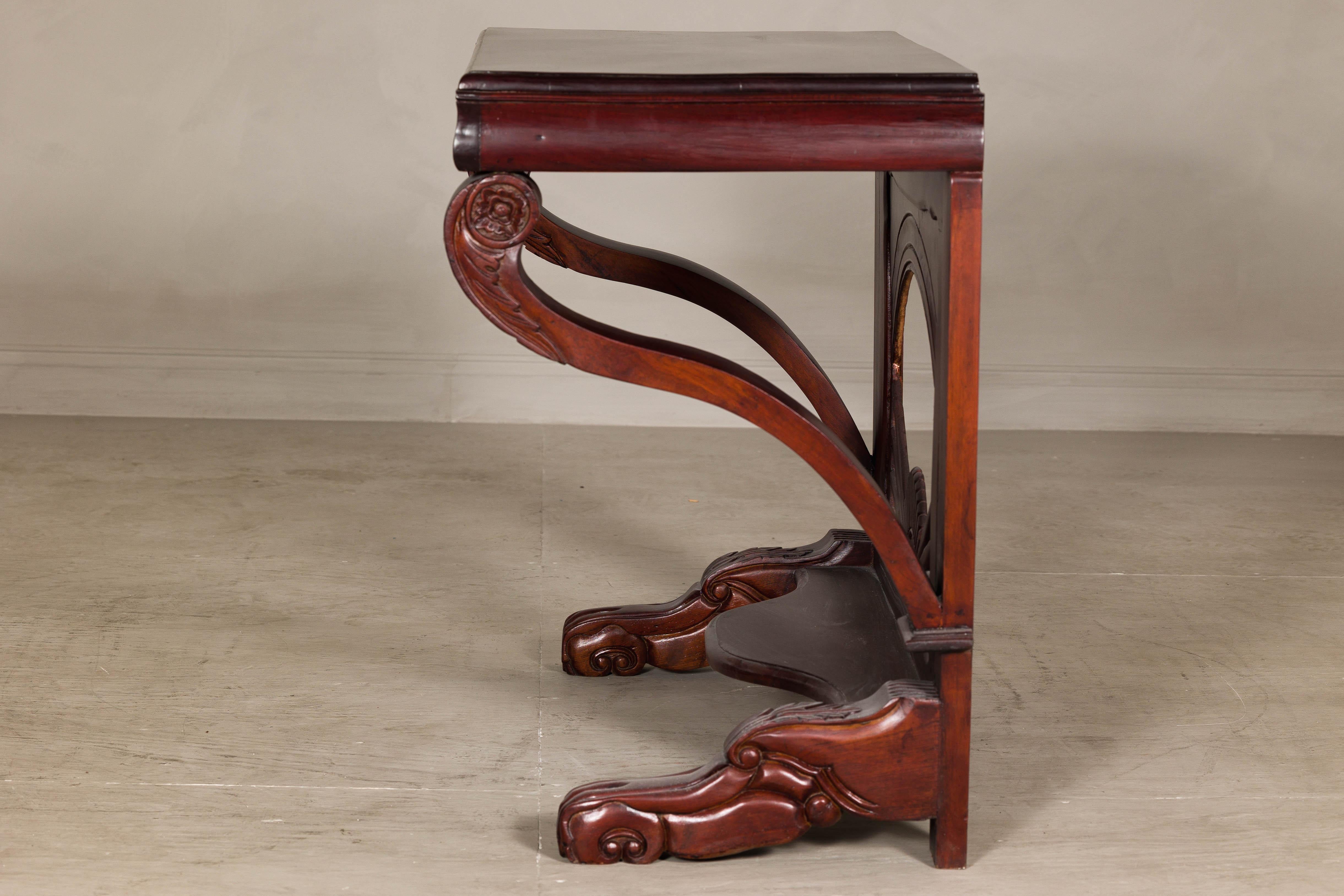Ancienne table console en teck de style colonial hollandais avec détails sculptés et rayons de soleil en vente 5