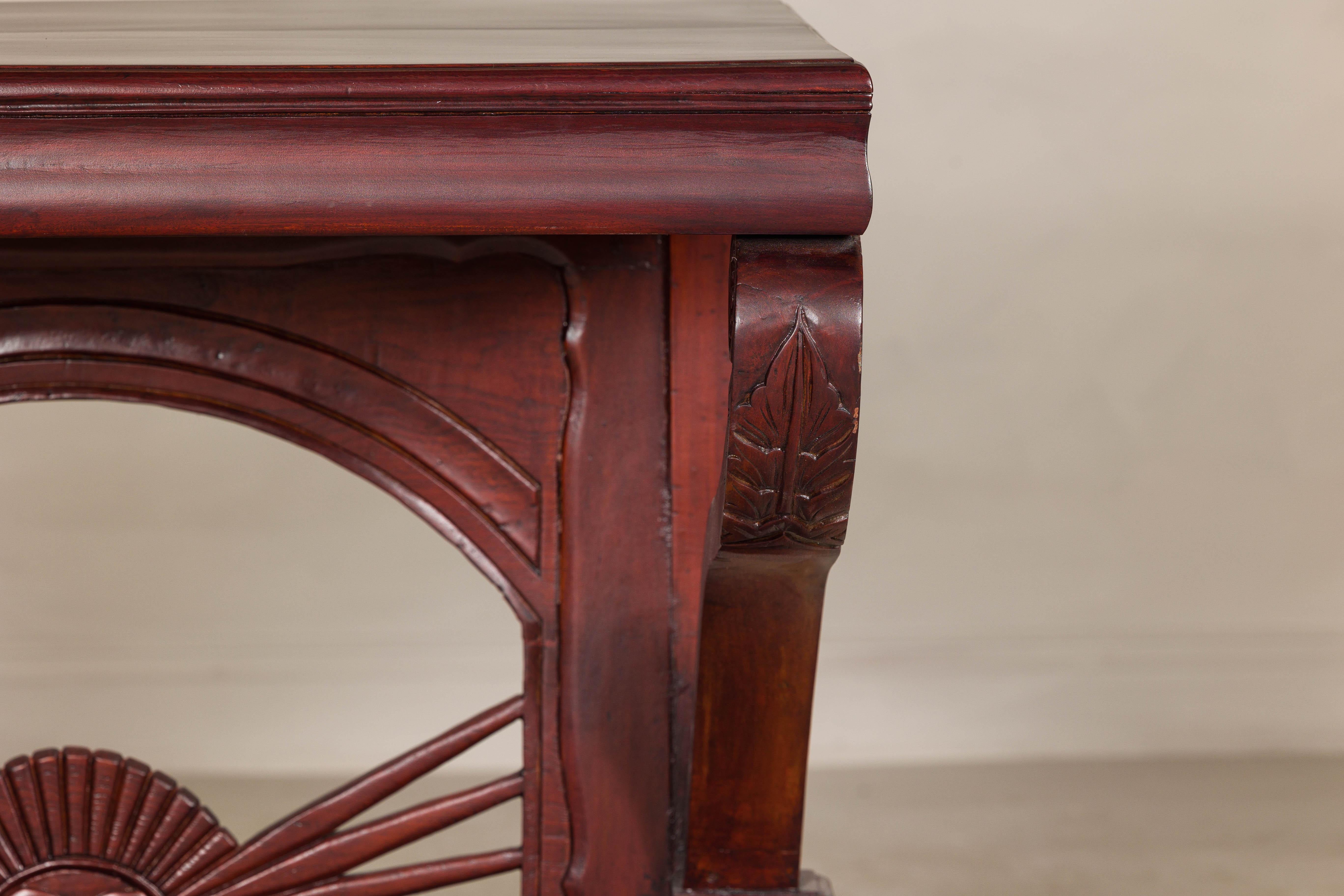 Ancienne table console en teck de style colonial hollandais avec détails sculptés et rayons de soleil en vente 6