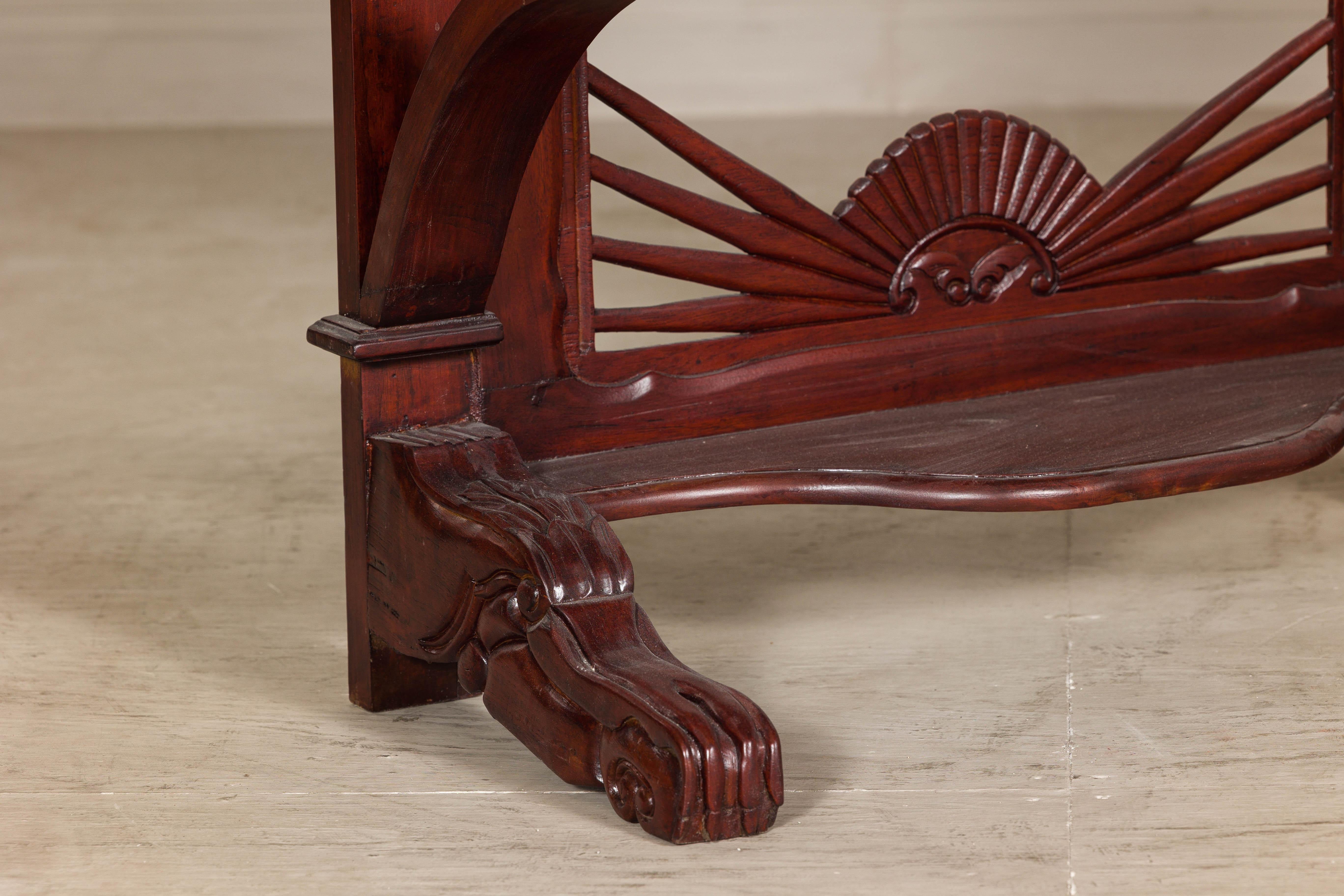 Ancienne table console en teck de style colonial hollandais avec détails sculptés et rayons de soleil en vente 7