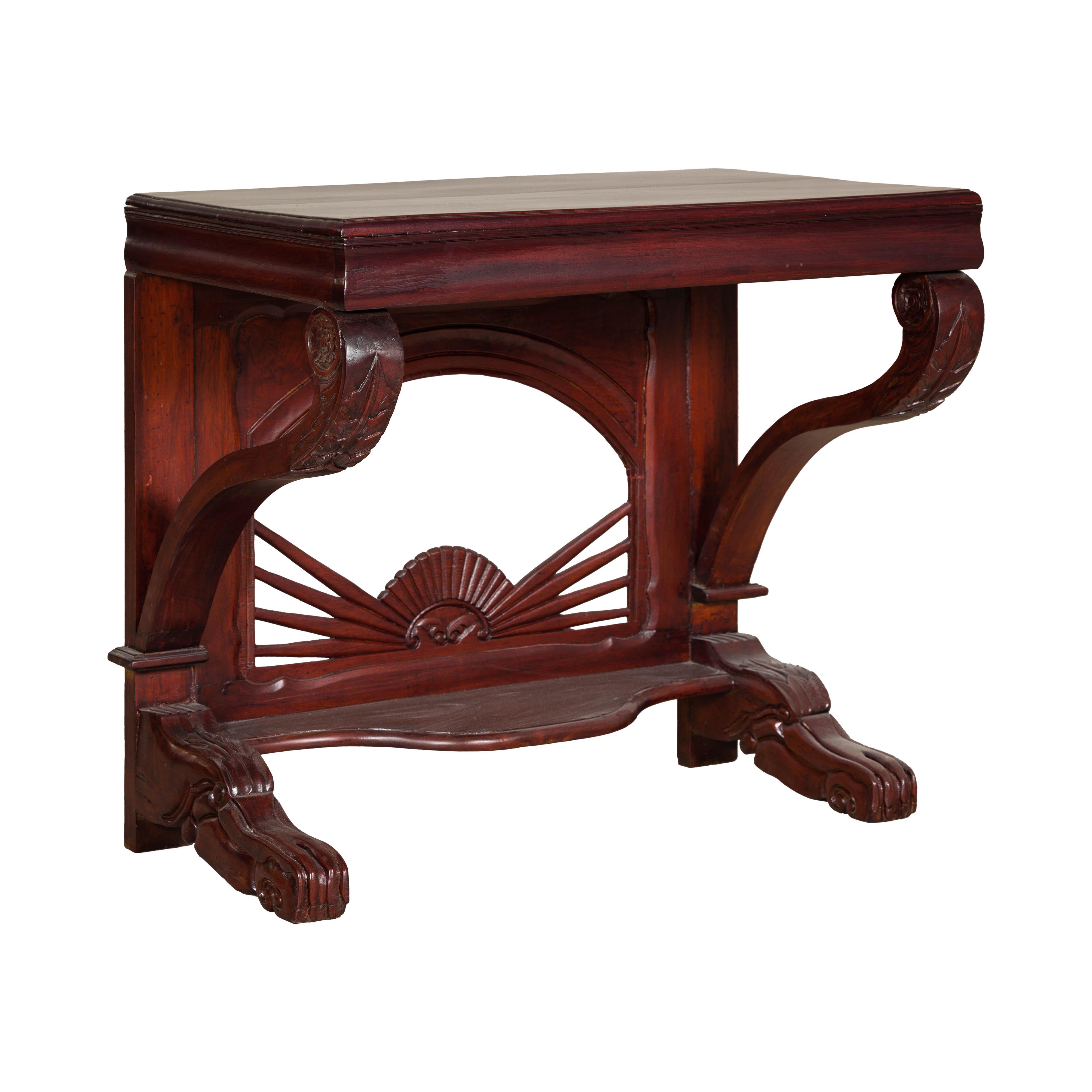 Ancienne table console en teck de style colonial hollandais avec détails sculptés et rayons de soleil en vente 8