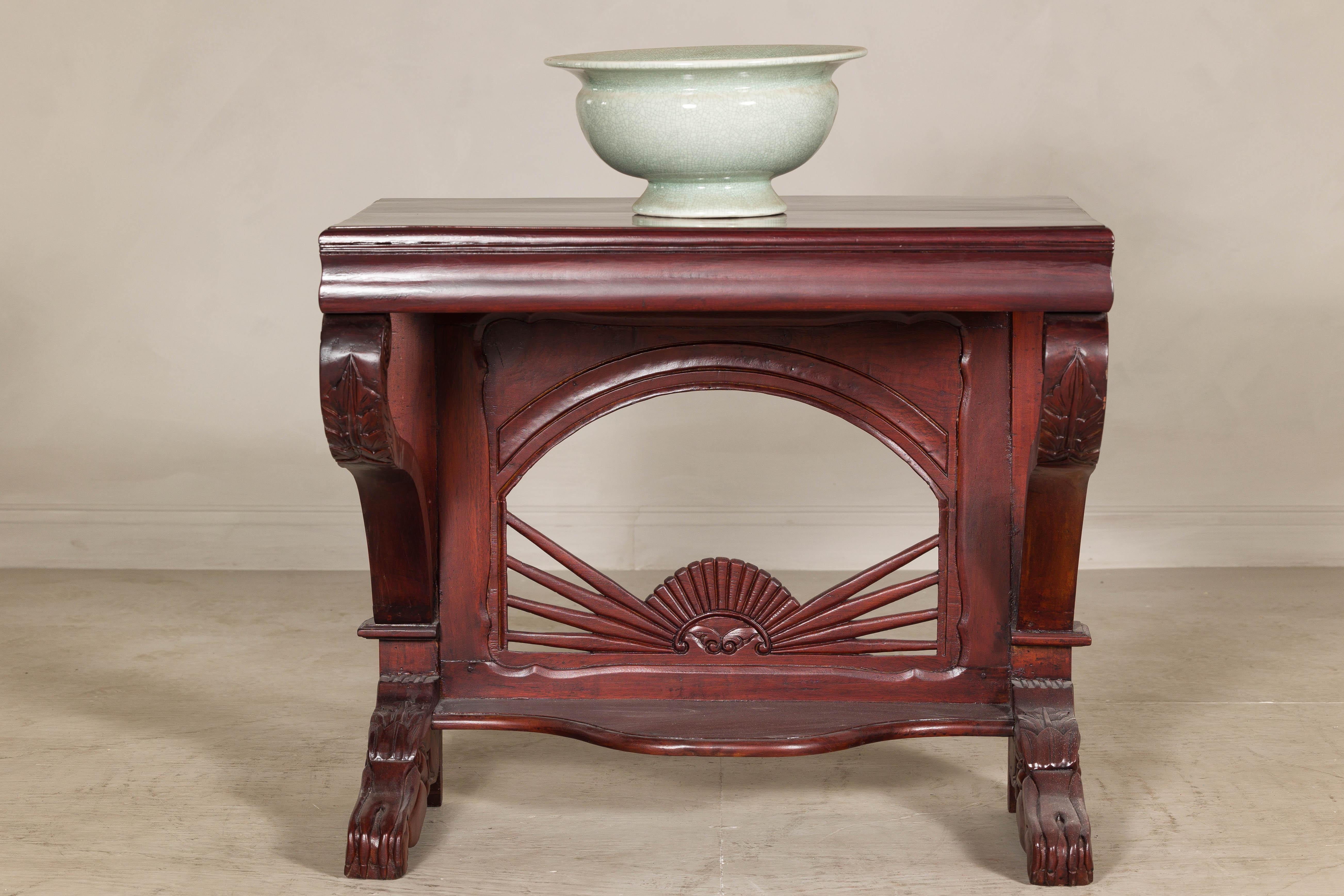 Colonial hollandais Ancienne table console en teck de style colonial hollandais avec détails sculptés et rayons de soleil en vente