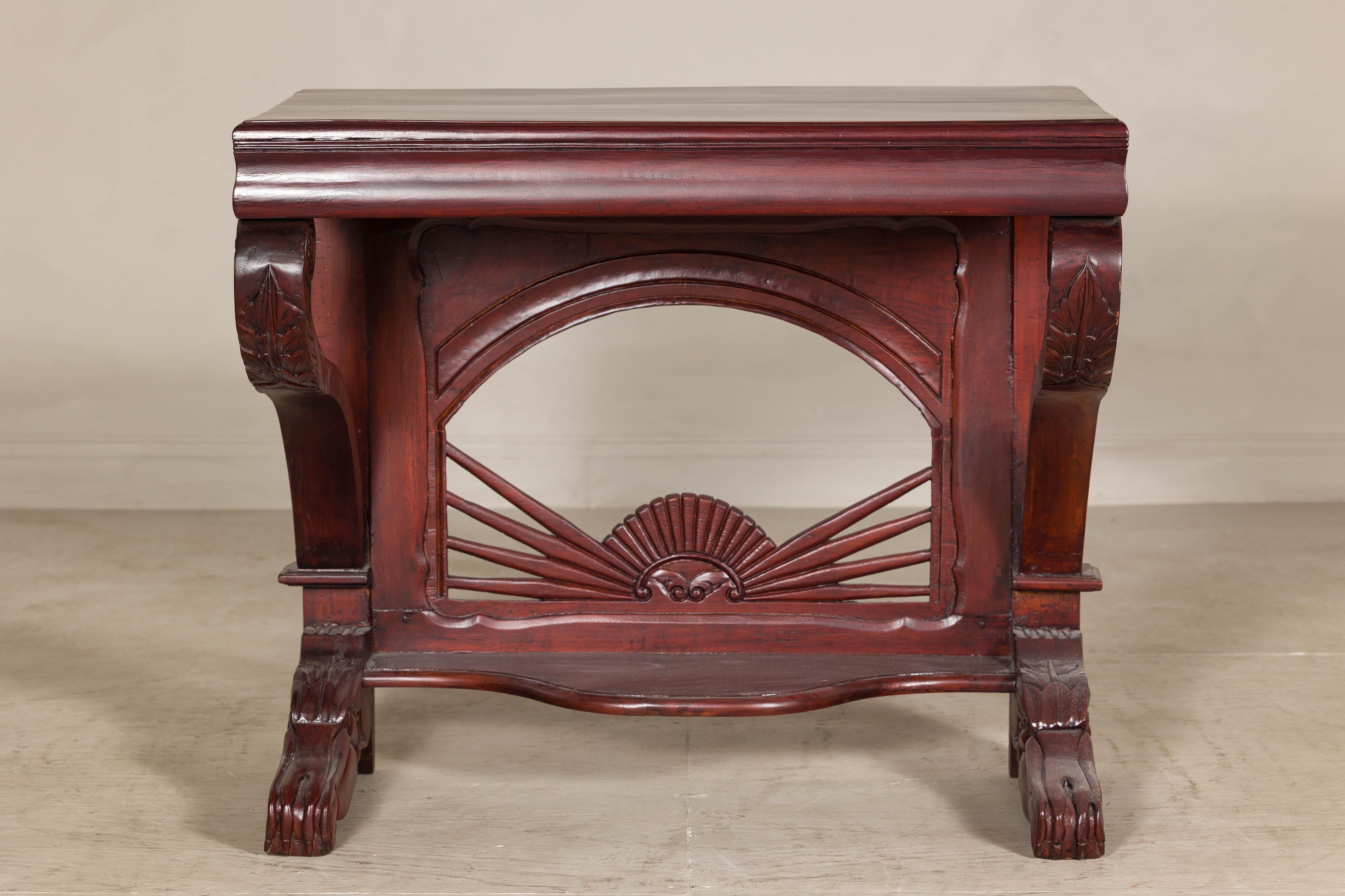 Asiatique Ancienne table console en teck de style colonial hollandais avec détails sculptés et rayons de soleil en vente