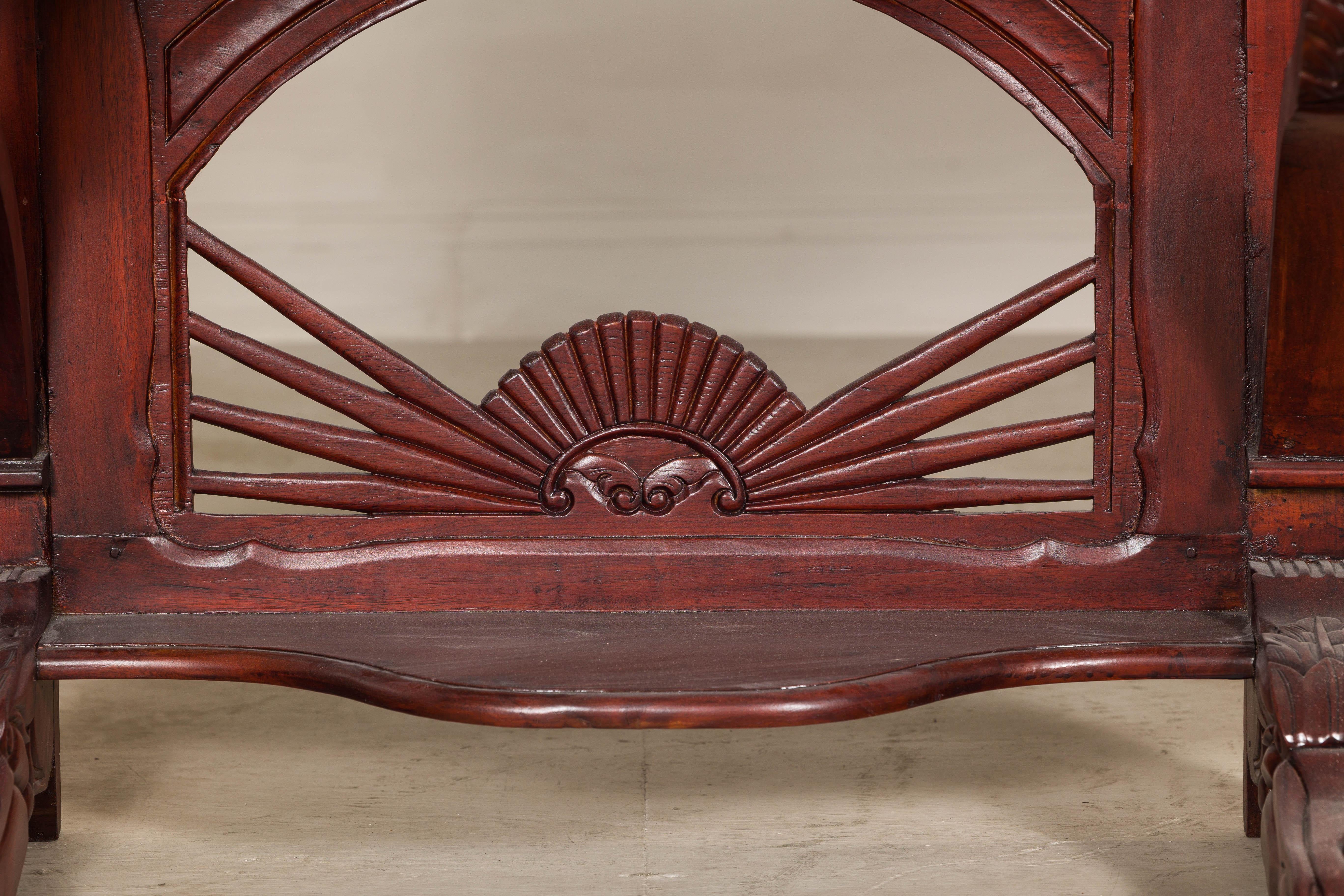 20ième siècle Ancienne table console en teck de style colonial hollandais avec détails sculptés et rayons de soleil en vente