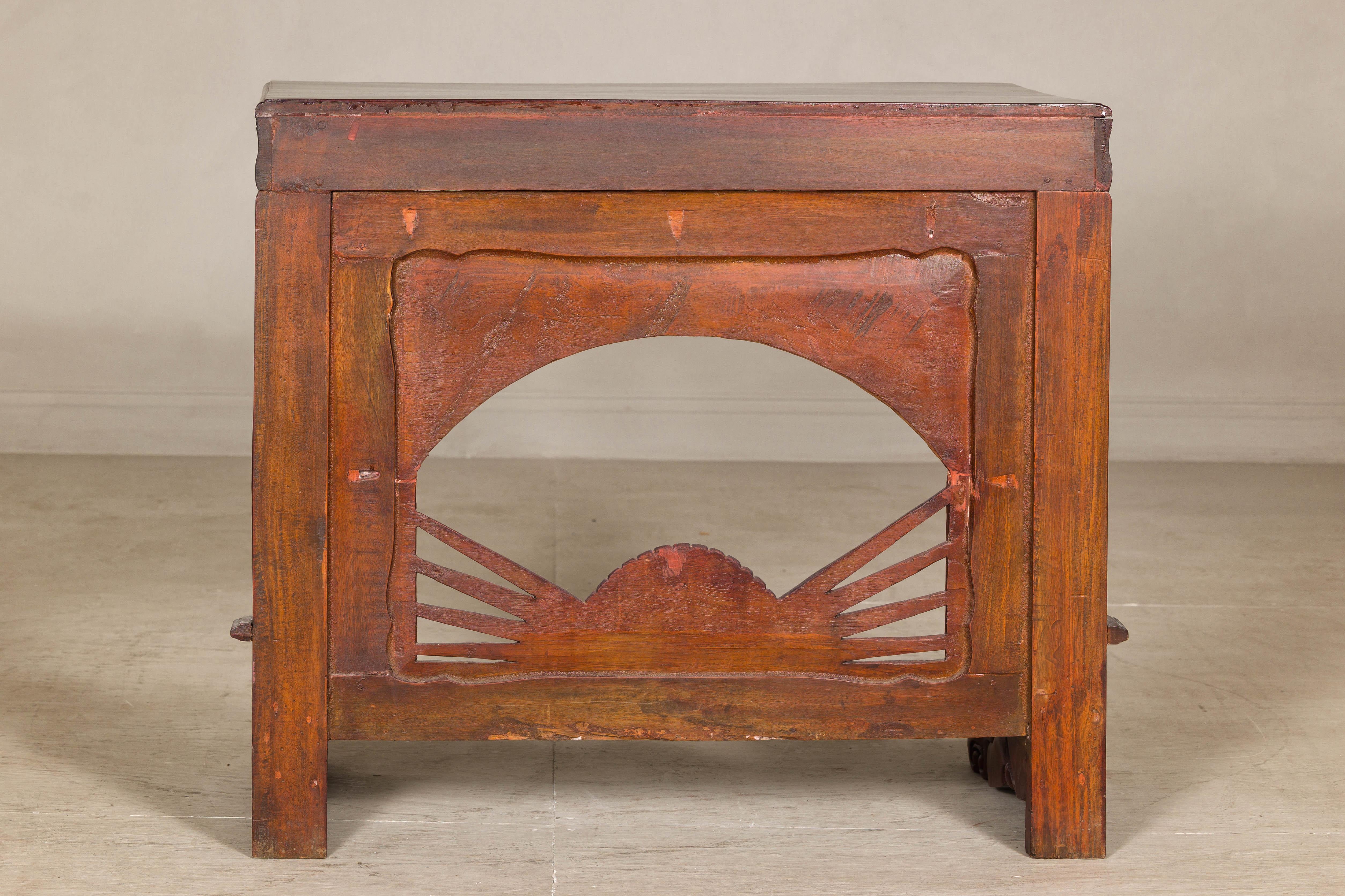 Teck Ancienne table console en teck de style colonial hollandais avec détails sculptés et rayons de soleil en vente