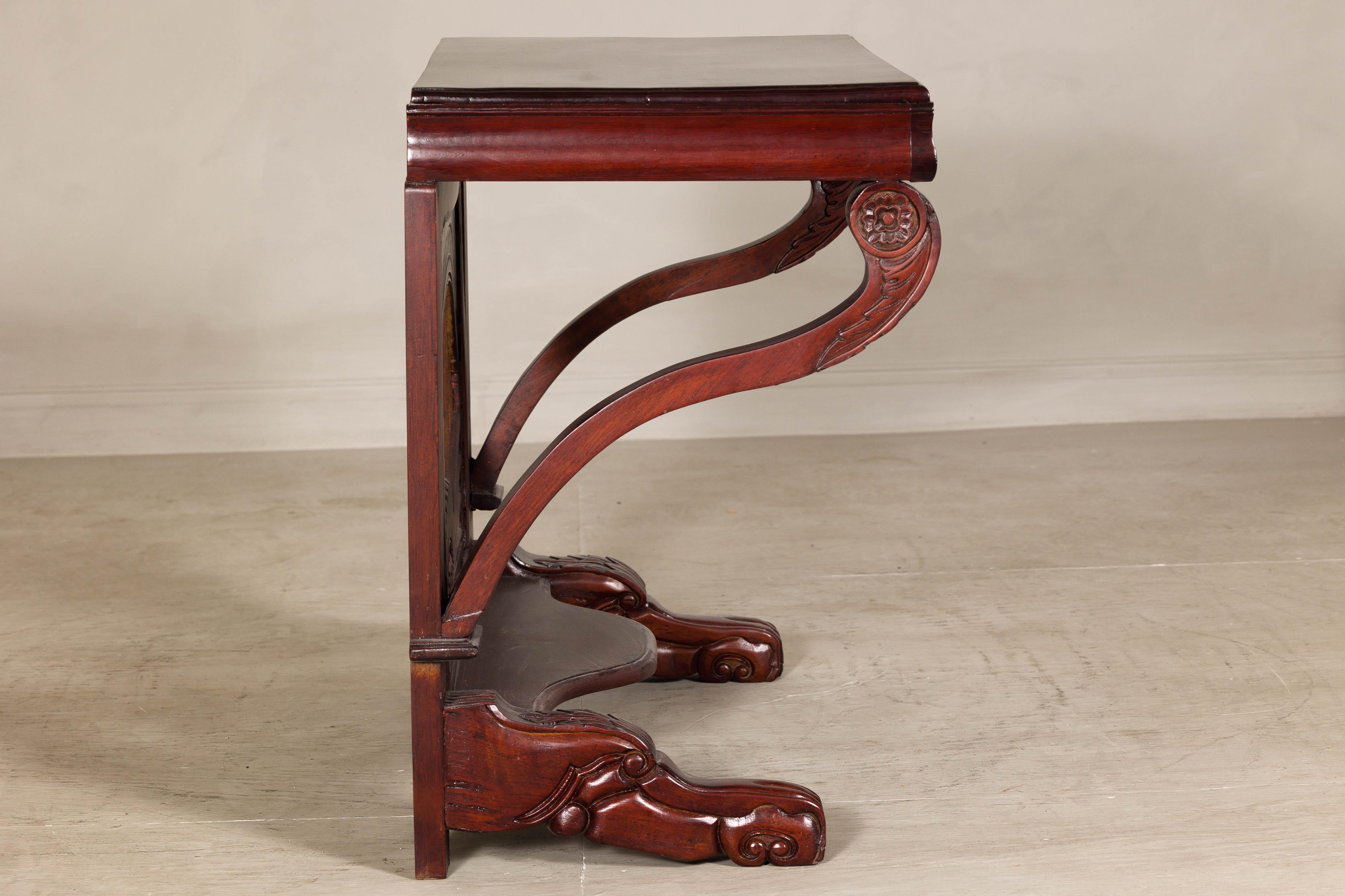 Ancienne table console en teck de style colonial hollandais avec détails sculptés et rayons de soleil en vente 1