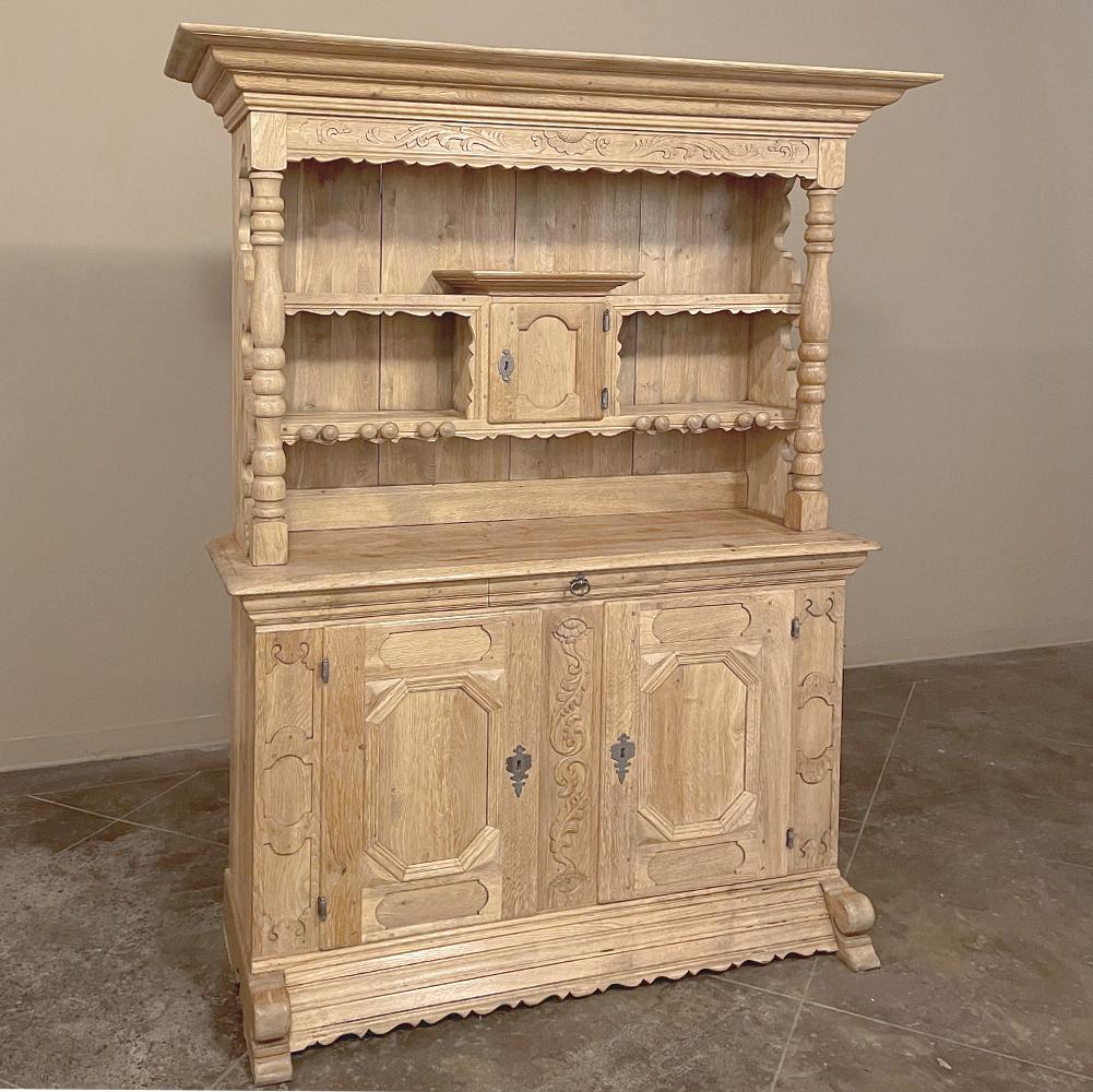 Armoire hollandaise ancienne ~ Vaisselier en chêne décapé est une ode charmante à l'artisanat traditionnel des maîtres hollandais qui remonte à plusieurs siècles ! Cet exemple a été réalisé en chêne blanc massif et doté d'un support en pin massif