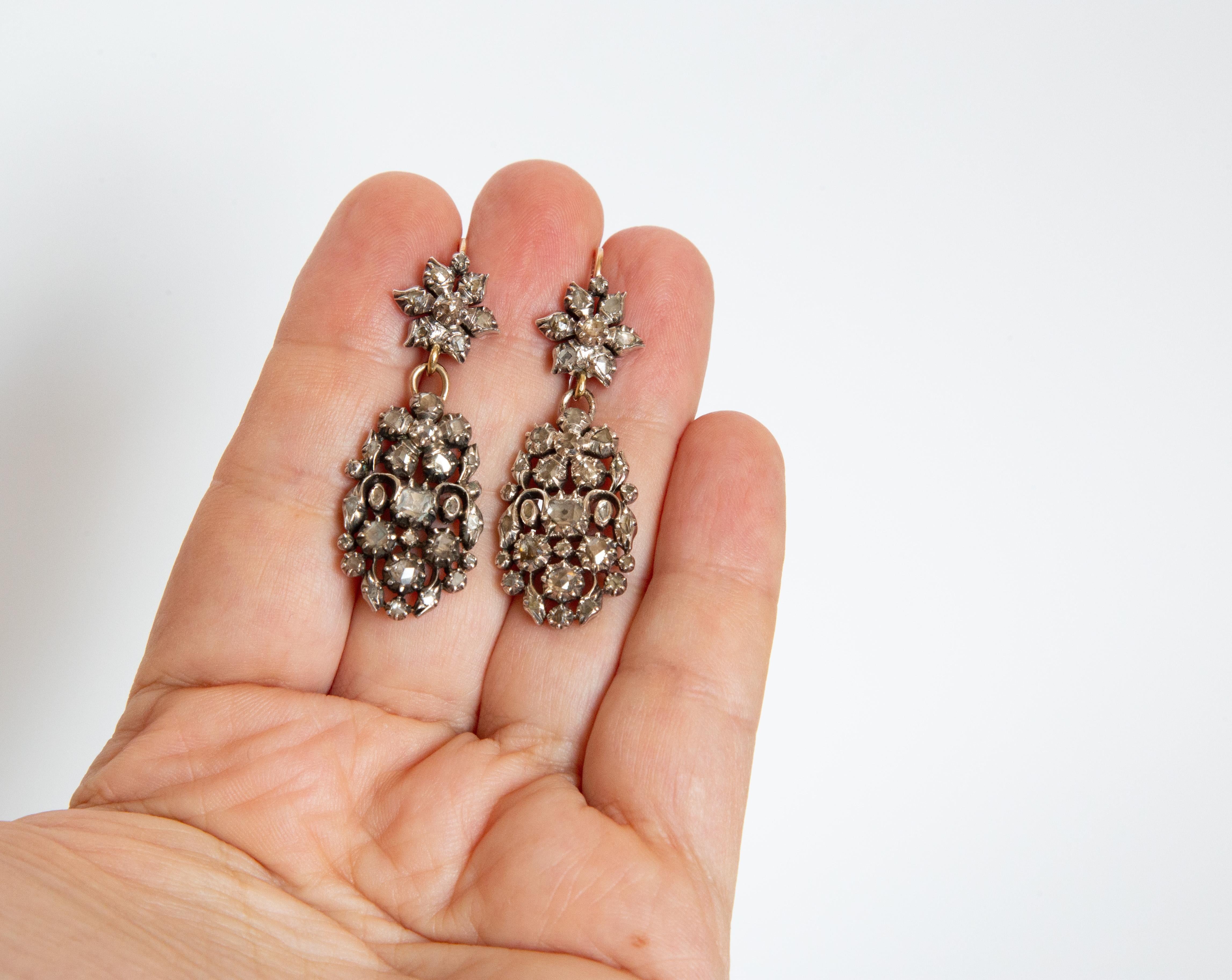 Pendants d'oreilles hollandais anciens en argent et or sertis de diamants en vente 4