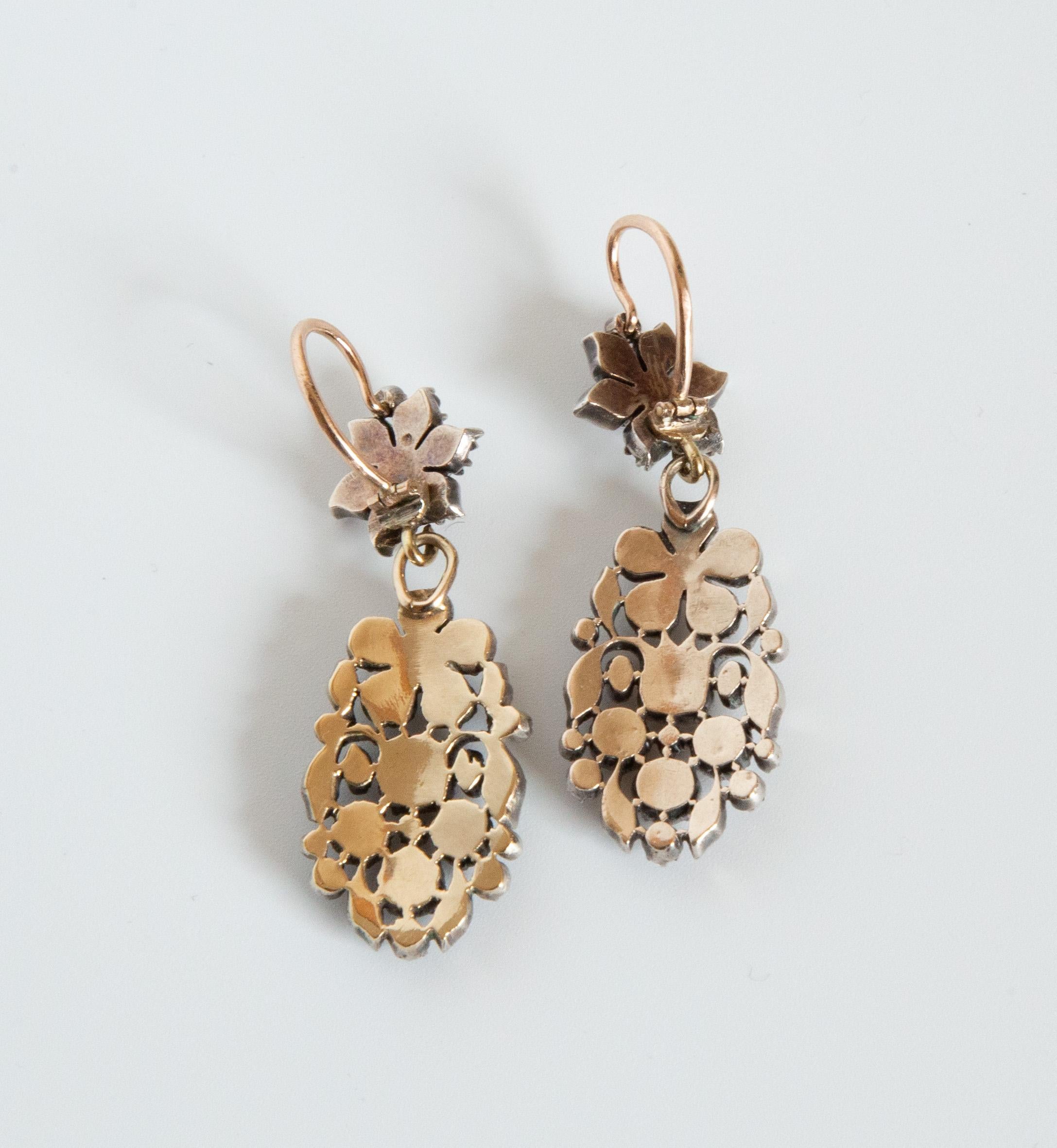 Pendants d'oreilles hollandais anciens en argent et or sertis de diamants en vente 3