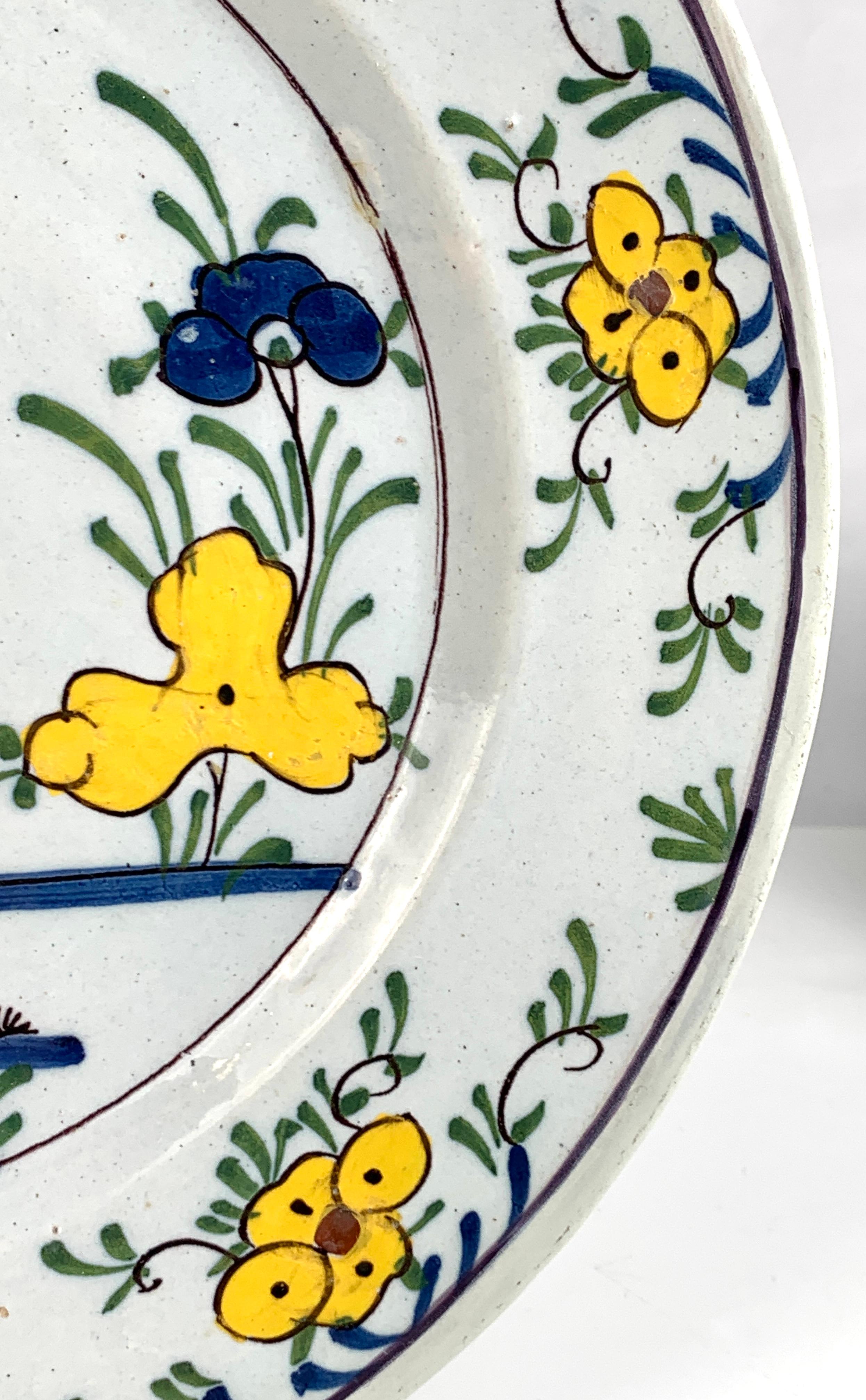 Peint à la main Antique Chargeur Delft Hollandais 18ème Siècle Couleurs Polychromes Circa 1770 en vente