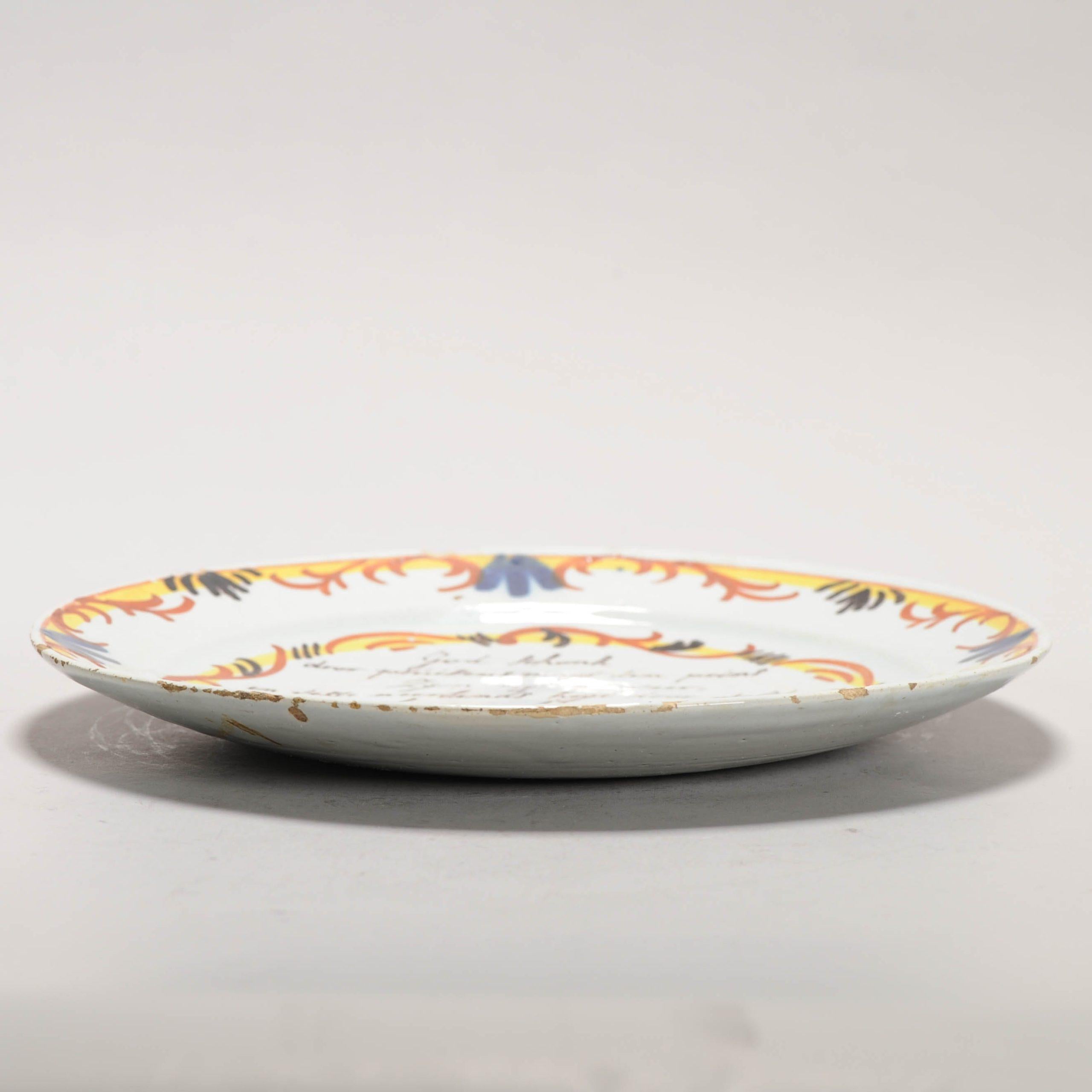 Ancienne assiette en faïence de Delft néerlandaise Poème de l'invasion prussienne, 18ème siècle Bon état - En vente à Amsterdam, Noord Holland