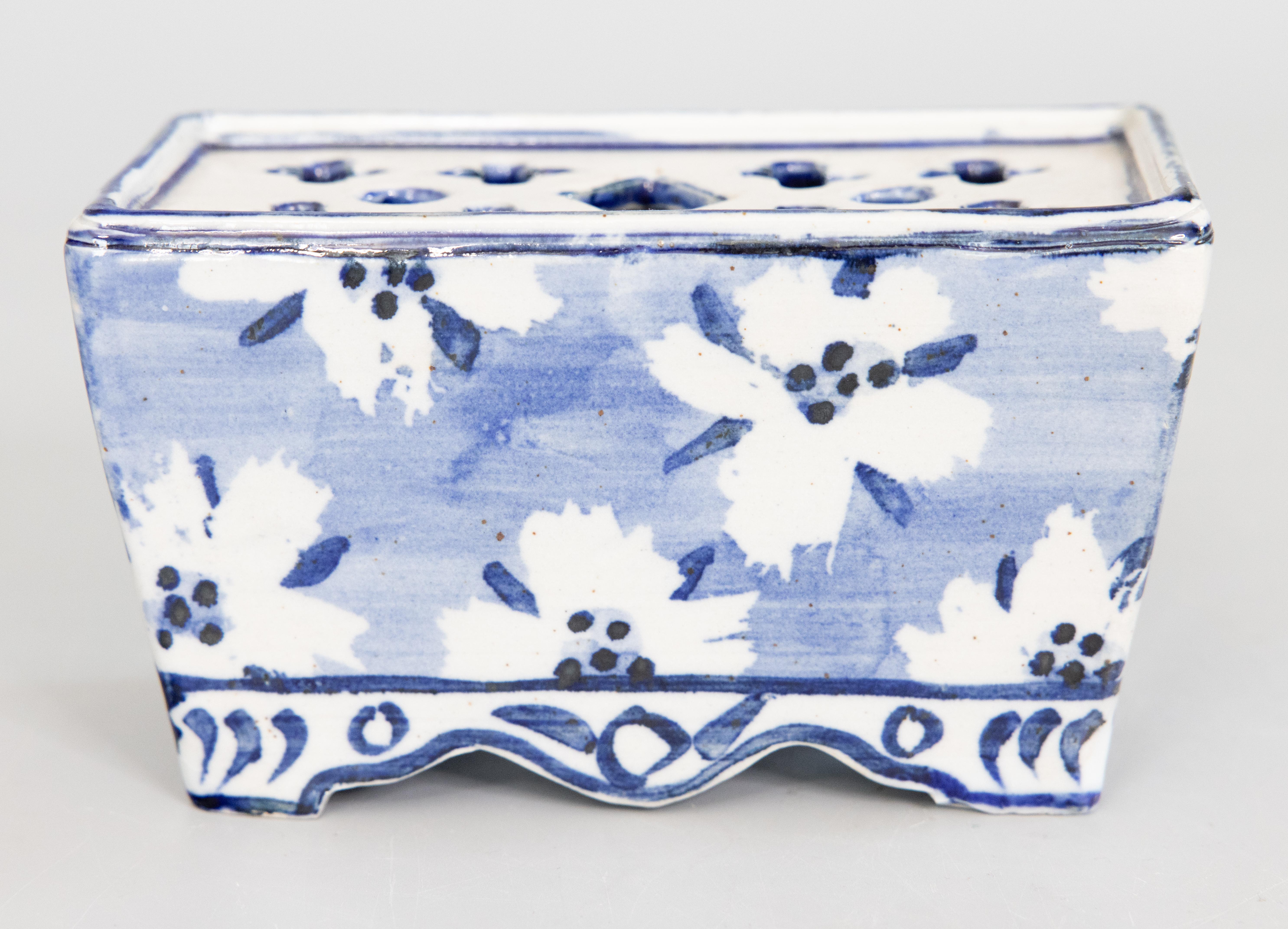 Vase ancien en faïence de Delft, moulé à la main et contenant une brique de fleurs ou une grenouille de fleurs, vers 1900. Cette charmante brique à fleurs est de grande taille et présente un motif floral peint à la main dans les couleurs