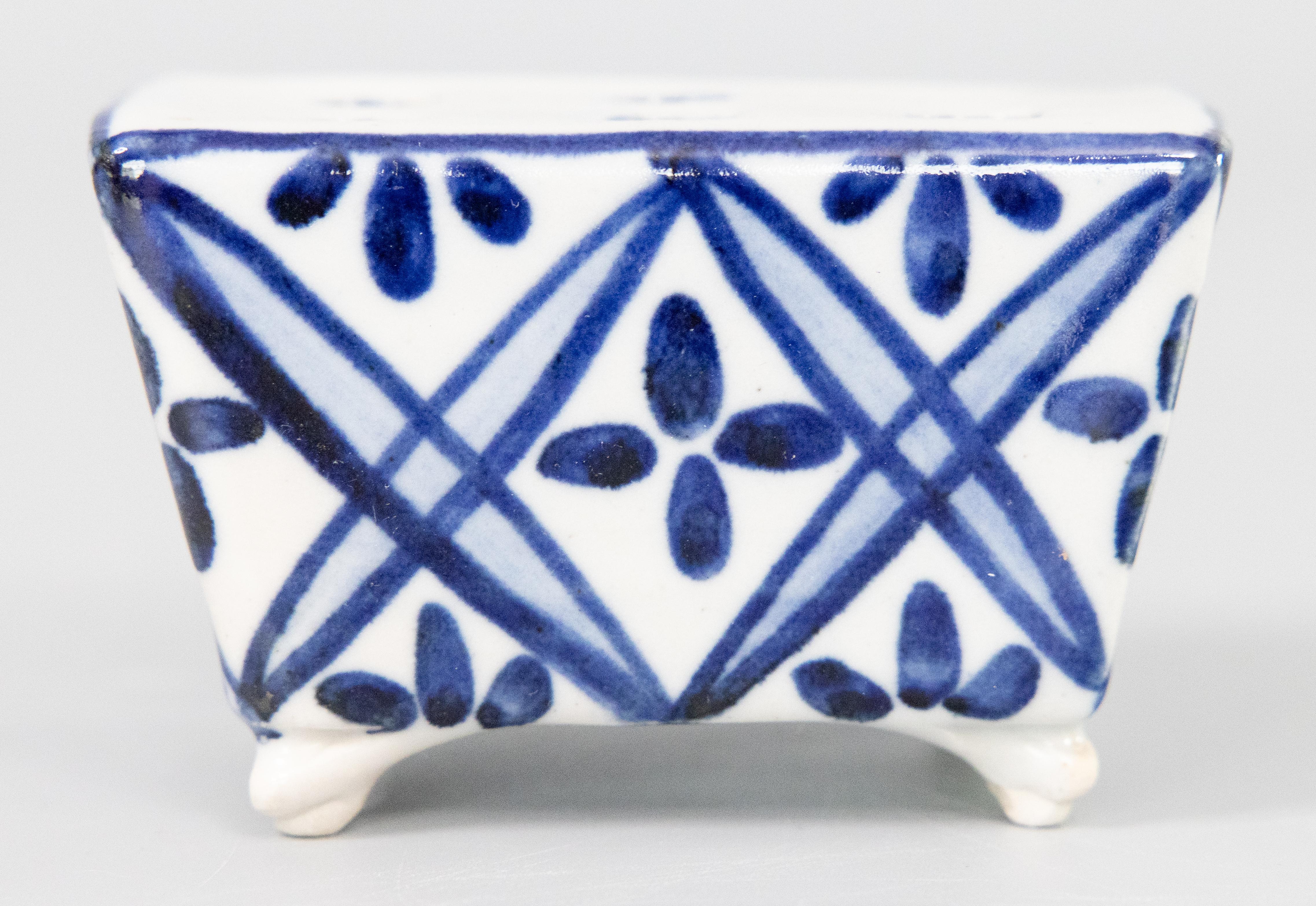 Un bel vaso antico in maiolica olandese di Delft, modellato a mano, con fiori a mattoncino o a rana, del 1900 circa. Questo grazioso vaso da fiori con piede ha un disegno floreale dipinto a mano nei tradizionali colori Delft del blu cobalto e del