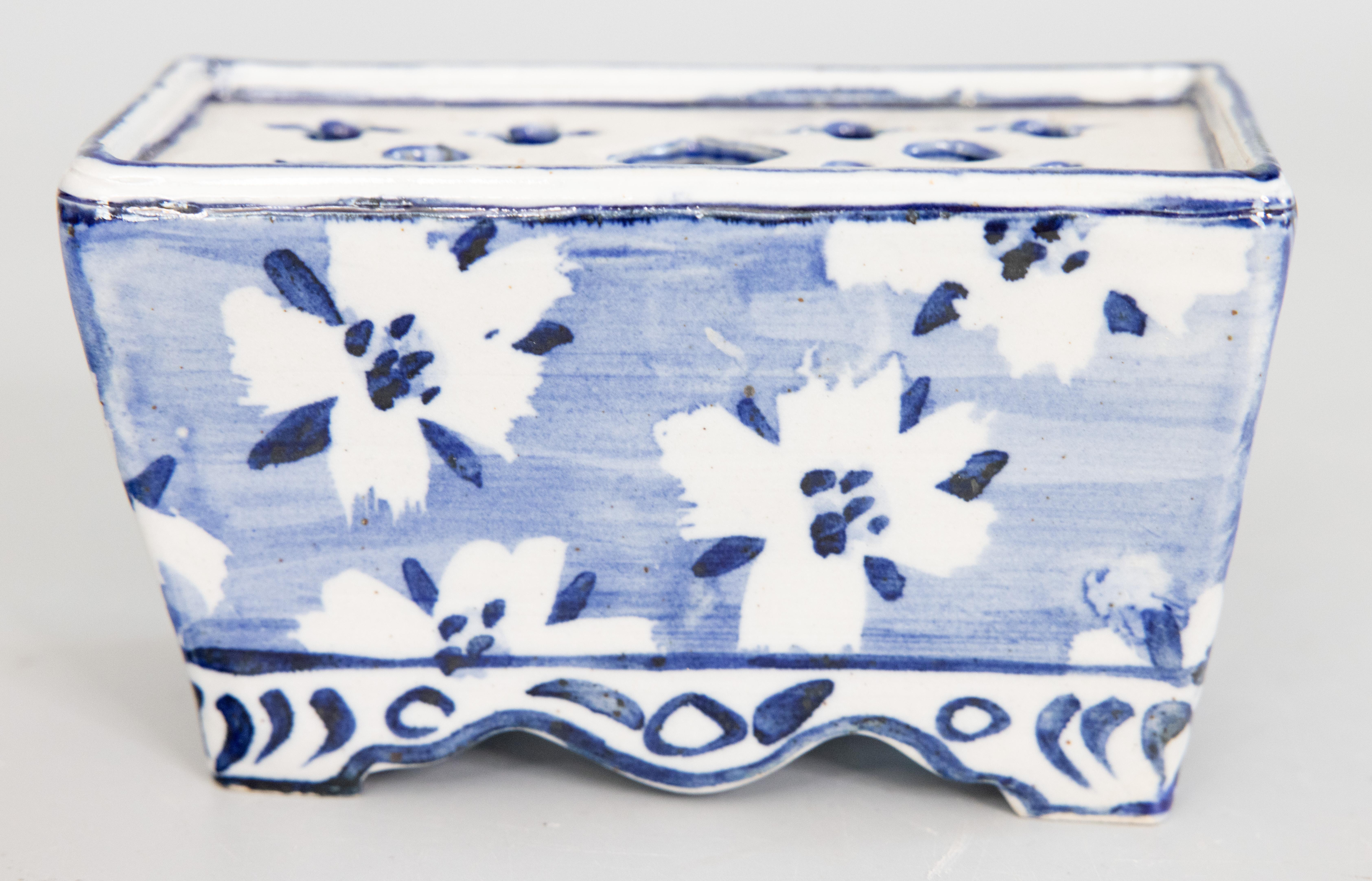 Néerlandais Vase néerlandais ancien en faïence de Delft à fleurs, vers 1900 en vente