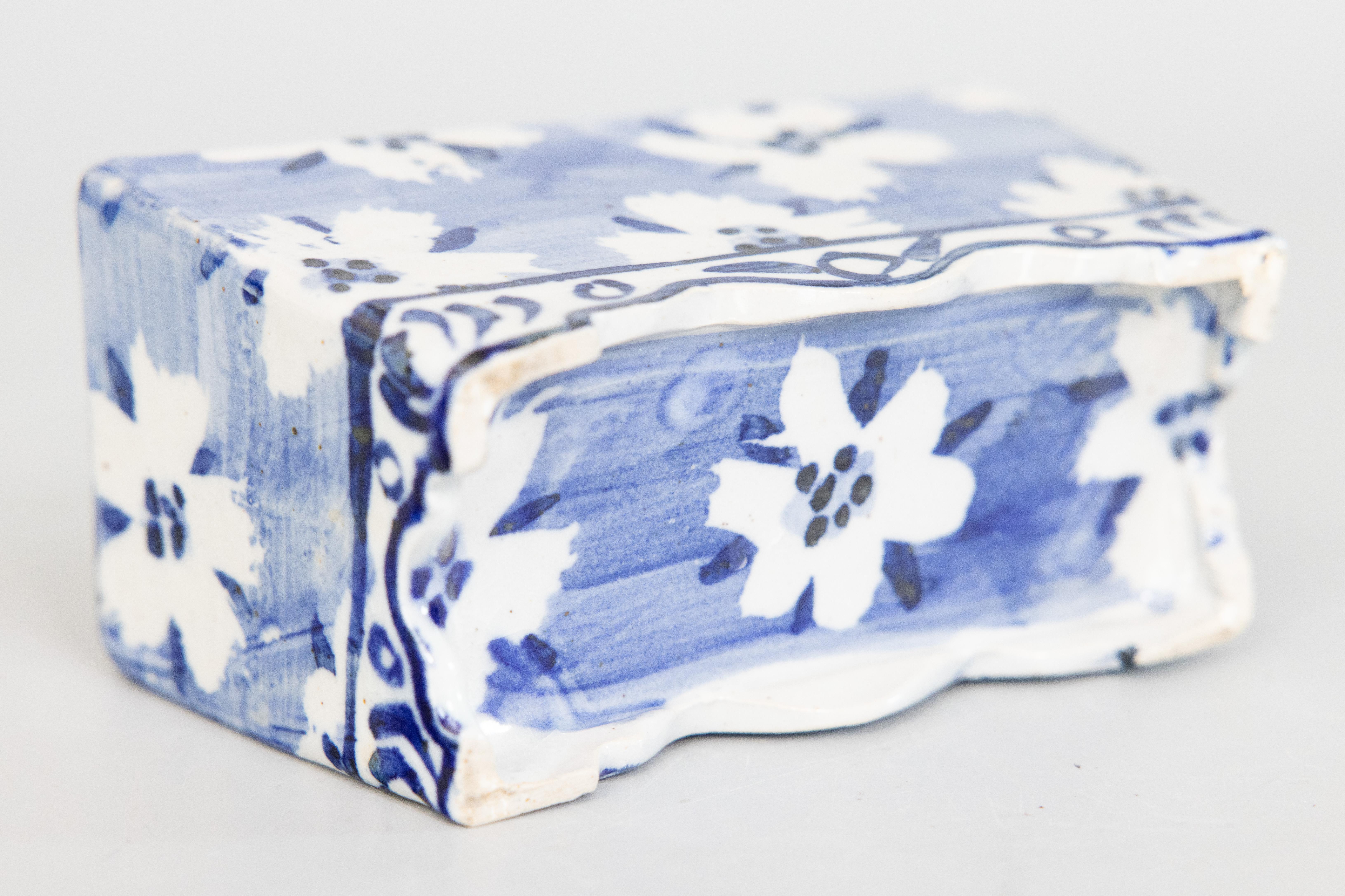 Vase néerlandais ancien en faïence de Delft à fleurs, vers 1900 en vente 1
