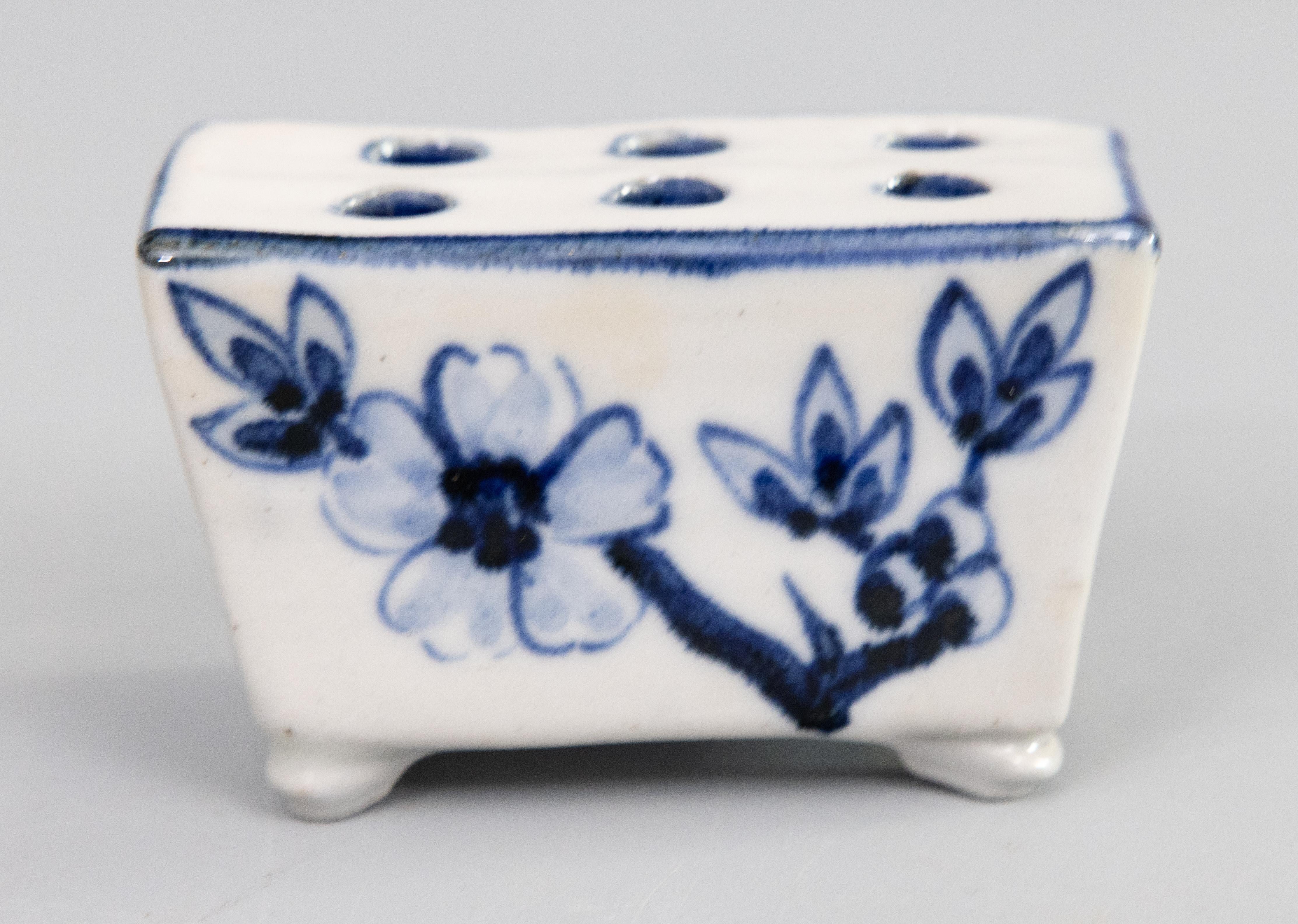 Un bel vaso antico in maiolica olandese di Delft, modellato a mano, con fiori a mattoncino o a rana, del 1900 circa. Questo grazioso vaso da fiori con piede ha un disegno floreale dipinto a mano nei tradizionali colori Delft del blu cobalto e del